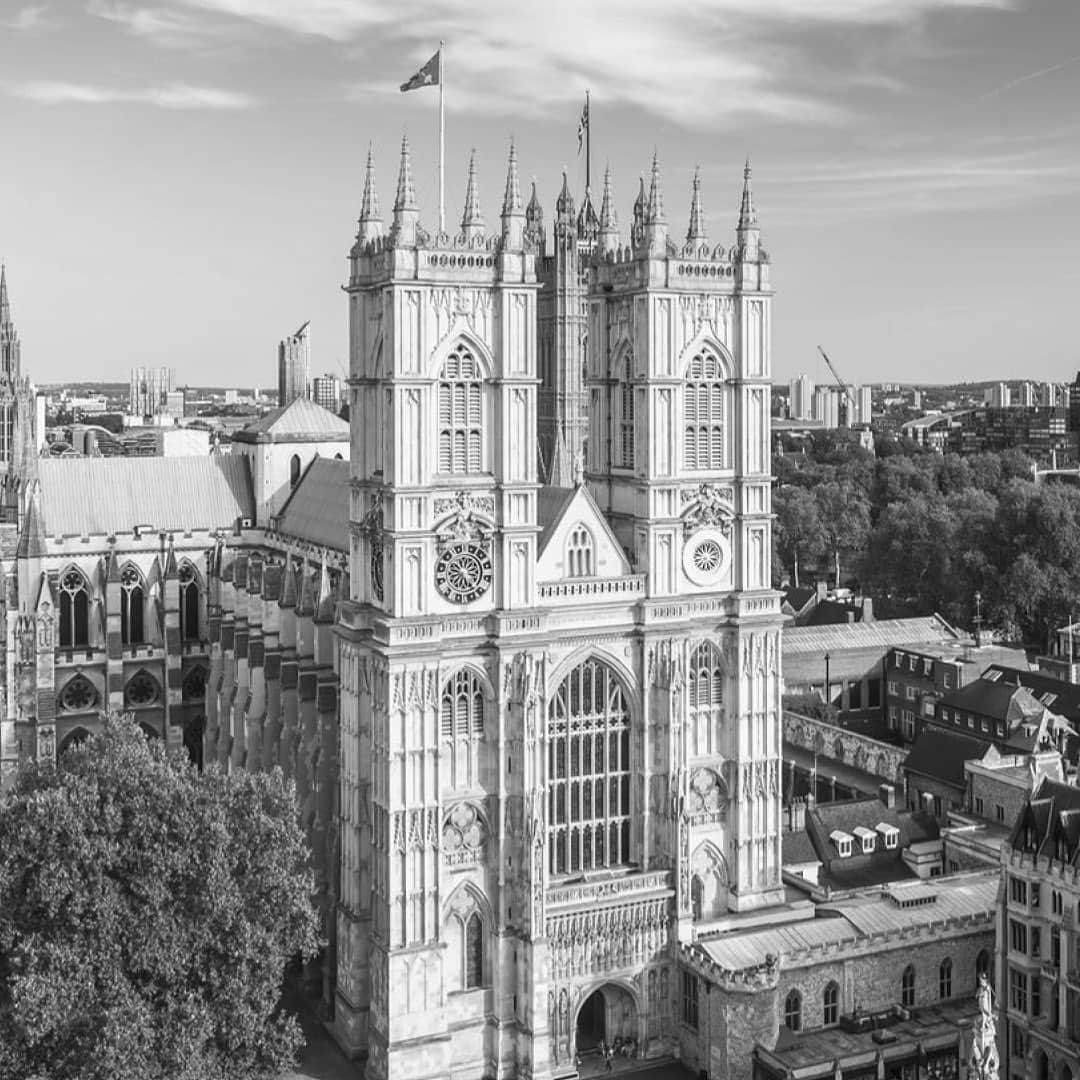 ハケットのインスタグラム：「Today, His Majesty the King will be crowned at London’s Westminster Abbey—the setting for every single British coronation since 1066.」