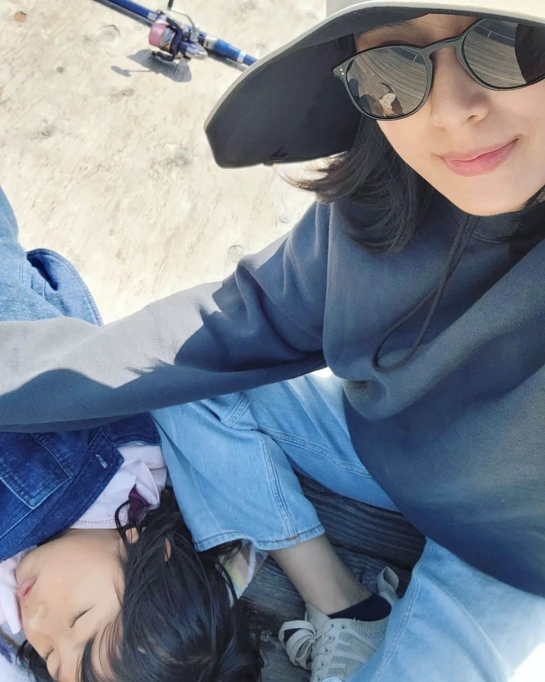 本仮屋リイナのインスタグラム：「徳島では釣りも🎣⁡ ⁡夫が釣ったカンパチは、3.6kg🐟⁡ 開始から⁡3時間半経ってようやく釣れたお魚に家族みんな大興奮で、あまりにも大騒ぎなので、音声オフの動画をアップします🥹 ⁡⁡ お刺身と塩焼き、あら汁にして、カンパチ三昧しました😋🐟⁡ ⁡徳島名産すだちと合わせて🫶⁡ ⁡⁡ ⁡#釣り場で眠る娘の日陰係リイナ🙋👒⁡ ⁡#釣り #徳島」