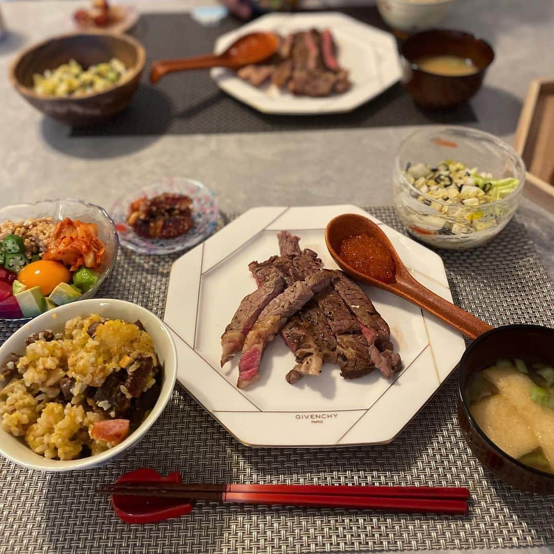 のインスタグラム：「ほんとに作りすぎた🫏 最近の夜ご飯🍱  ✿ガーリックライス ✿ばくだん ✿タコの唐揚げ ✿ステーキ ✿白菜サラダ ✿お味噌汁」