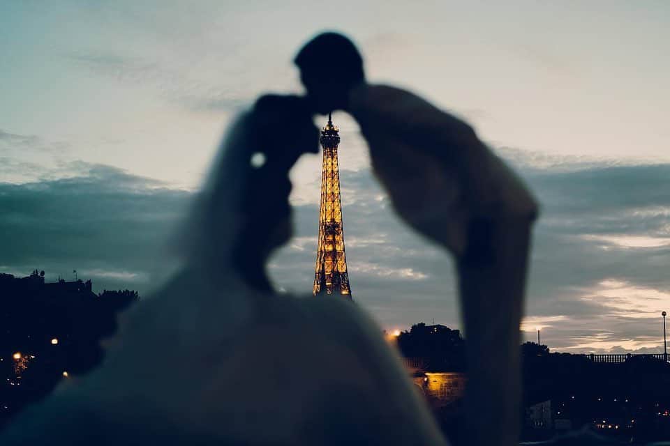 ラヴィ•ファクトリーさんのインスタグラム写真 - (ラヴィ•ファクトリーInstagram)「. 【写真で叶える結婚式】 . 幻想的な夜景バックに まるで映画のワンシーンかのような素敵なお写真📸 あえてシルエットだけで撮影することで おしゃれな仕上がりになります✨  . —————— ラヴィファクトリー: @paris_laviephotography Photographer: @ryosuke.la_vie_factory  AREA:FRANCE,PARIS —————— @laviefactoryをフォローして #laviefactory #ラヴィファクトリー のハッシュタグをつけて お写真を投稿してみてくださいね✳︎ . こちらの公式IG（@laviefactory） で取り上げさせていただきます✨ . 思わず笑顔になれるハートのある 「家族写真」はラヴィクルール* >>>@laviecouleur_official . #wedding #weddingphotography #photo  #ハートのある写真 #instawedding #結婚写真 #ウェディング #ウェディングフォト #撮影指示書 #ロケーションフォト #前撮り#写真好きな人と繋がりたい #フォトウェディング #卒花 #後撮り #ウェディングニュース #前撮り小物 #前撮りフォト #前撮りアイテム #ウェディング撮影 #撮影構図 #前撮りアイディア #撮影指示書 #花嫁コーディネート #夜景 #夜景フォト #ナイトフォト #ウェディングドレス」5月6日 17時09分 - laviefactory