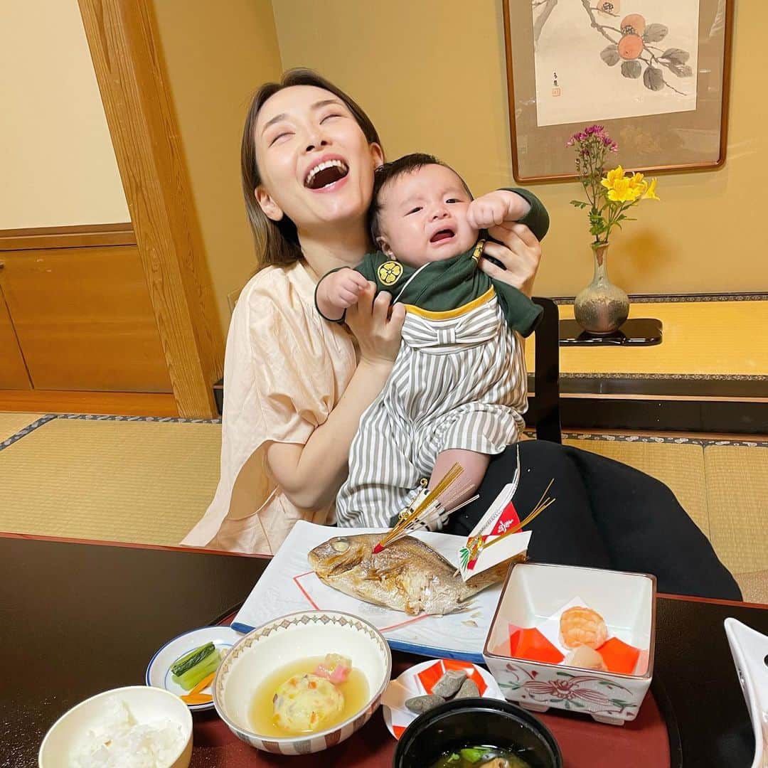 佐々木あさひのインスタグラム：「ひたすらグダグダだったお食い初め🫠  #お食い初め#100日祝い#happy100days#子連れ旅行#諏訪」
