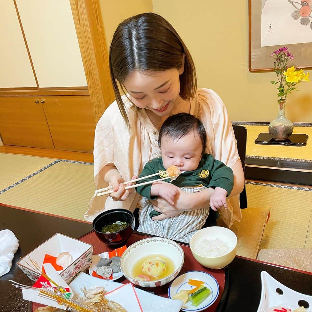 佐々木あさひさんのインスタグラム写真 - (佐々木あさひInstagram)「ひたすらグダグダだったお食い初め🫠  #お食い初め#100日祝い#happy100days#子連れ旅行#諏訪」5月6日 17時09分 - asahisasaki