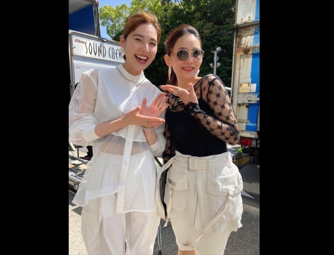 佐藤由季さんのインスタグラム写真 - (佐藤由季Instagram)「#シンラジオ #ロイフェス  「シン・ラジオ水曜日 presents  NACOUDAをメガネザルのようにギロッと､ハシビロコウのようにジィーッと見て！ #ロイヤルフェス 2023」 とてつもなく長い題名のステージに（笑） 私も参加させていただきました🥹🙏  幕張メッセどきどきフリーマーケット ベイエフエムトラックステージの大トリ✨ #bayfm #シンラジオ 水曜日ヒューマニスタ #関根勤 さん #井川修司 さんを筆頭に ゲストには超豪華なアーティストの皆さん #宮本美季 さん #中島卓偉 さん #KoNakashima さん 番組から生まれたアイドルユニット #NACOUDA の初お披露目ライブも感激🥹  え、私は何をしに、、、😂 お米もないのに粒すけゆきすけとして 呼んでいただいてしまいました🙇‍♀️ なんとお優しい水曜ファミリーなのでしょう ステージに駆けつけて下さった 観覧の皆さんも温かくて😭 由季すけってなんだよ！誰だよ！ 笑ってただけじゃん！なんだか真っ白！笑 などなど思われたかもしれませんが😂🙏 水曜ファミリーのテーマでもある #ほっこり な雰囲気と合言葉の #TooHot  がピッタリのロイヤルなフェスで 仲間入りさせていただけたことに もう感動でした😭感謝しかありません🙇‍♀️  水曜シンラジオのテーマソングのタララ〜♪ をみんなで手を振りながら歌ったことも 楽しすぎて…最後を忘れる🤣 この終わり方も水曜ﾌｧﾐﾘｰらしくて好き💕 またご一緒させていただけるように これからも頑張ります！！ お越し下さった皆さん 本当にありがとうございました🙌 Tooooo Hot🔥  #フリーアナウンサー  #佐藤由季  #白い衣装 沢山揃えておくので #これからも呼んでください 😂🙏」5月6日 17時19分 - yukisato0710