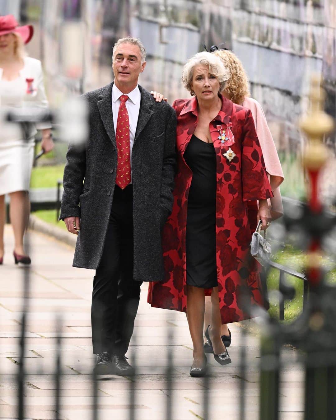 Just Jaredさんのインスタグラム写真 - (Just JaredInstagram)「Emma Thompson was one of the first celebs to arrive for King Charles' Coronation and she was joined by her husband, "The Crown" actor Greg Wise! #EmmaThompson #GregWise #KingCharlesCoronation Photos: Getty」5月6日 17時19分 - justjared