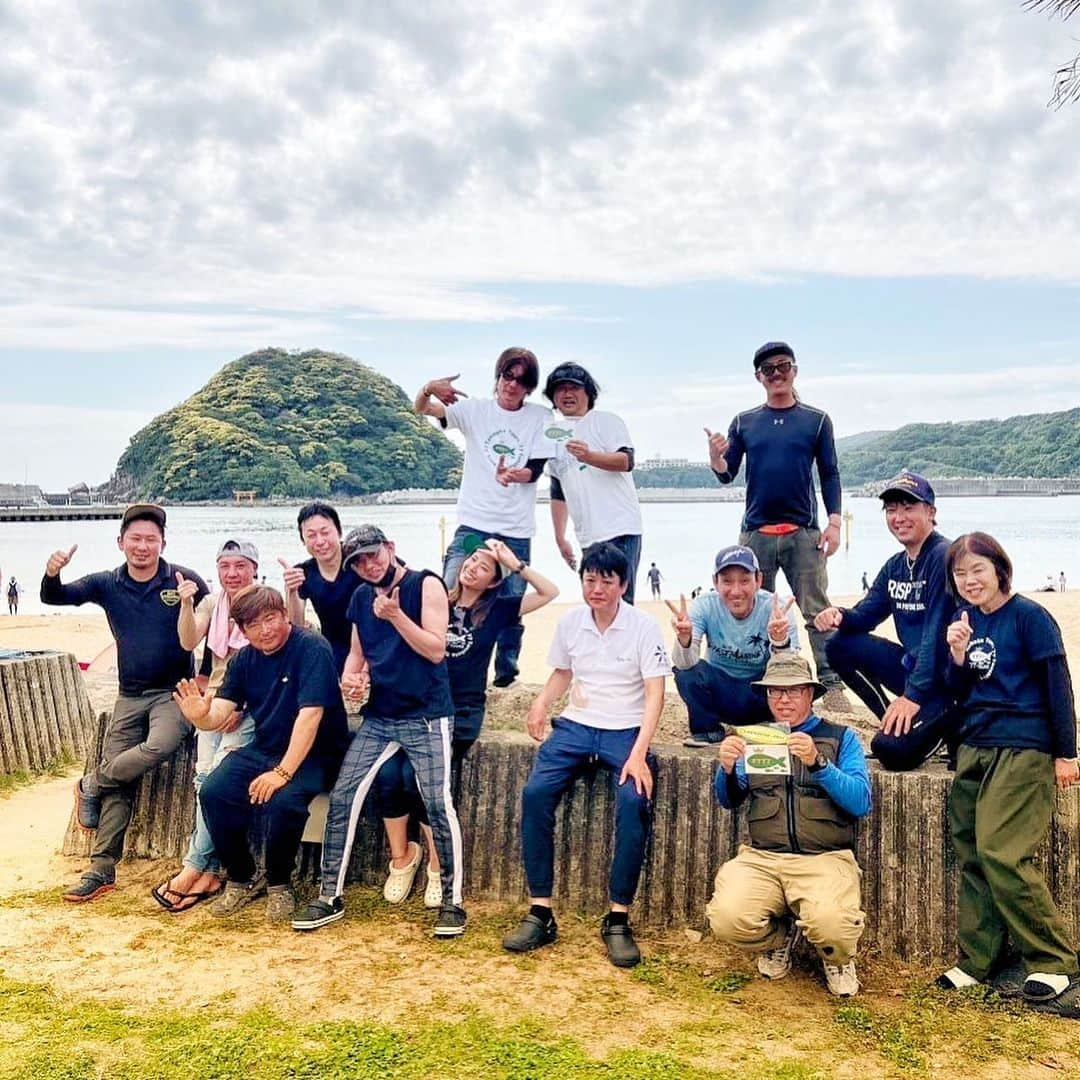 渕上万莉 さんのインスタグラム写真 - (渕上万莉 Instagram)「たなばた釣りツアー🎋 @tanabatatours77  inすさみ⭐️ 昨日は大洋丸さんにお世話になりました🛥✨ 良い天気の中、久々のSLJでアカハタに癒されてきました🎣☀️  急な募集にも関わらず 都合つけて集まってくれた10名の皆様🙏🏽✨ 本当にありがとうございました🥰❤️  協賛いただいた uroco @uroco_official  GANCRAFT @gancraft_saltwater  さま✨ ありがとうございます🥹🙏🏽✨  まさかのチュウベイさんも参加してくれてビックリ😂‼️  釣り終わってからはまったり隣のビーチでBBQ🍺🍖  船長が持ってきてくれた撮れたてのモチガツオも最高😍🐟☀️  ジギングはじめたての頃からお世話になっていた大洋丸のヨシタカ船長🛥  久々にお会いできて改めてスサミの心地よさを感じました🌴☀️  マグロ、カツオ始まったらまた遊びに行かせてもらいます😆🙌🏽🎣✨  夏はこれからだーー😆🎋❤️  #大洋丸 #すさみ #SLJ #uroco #gancraft  #xbraid  #スーパーライトジギング #アカハタ #bbq  #ゴールデンウィーク #gw #フッチー #渕上万莉」5月6日 17時13分 - mari_fuchigami