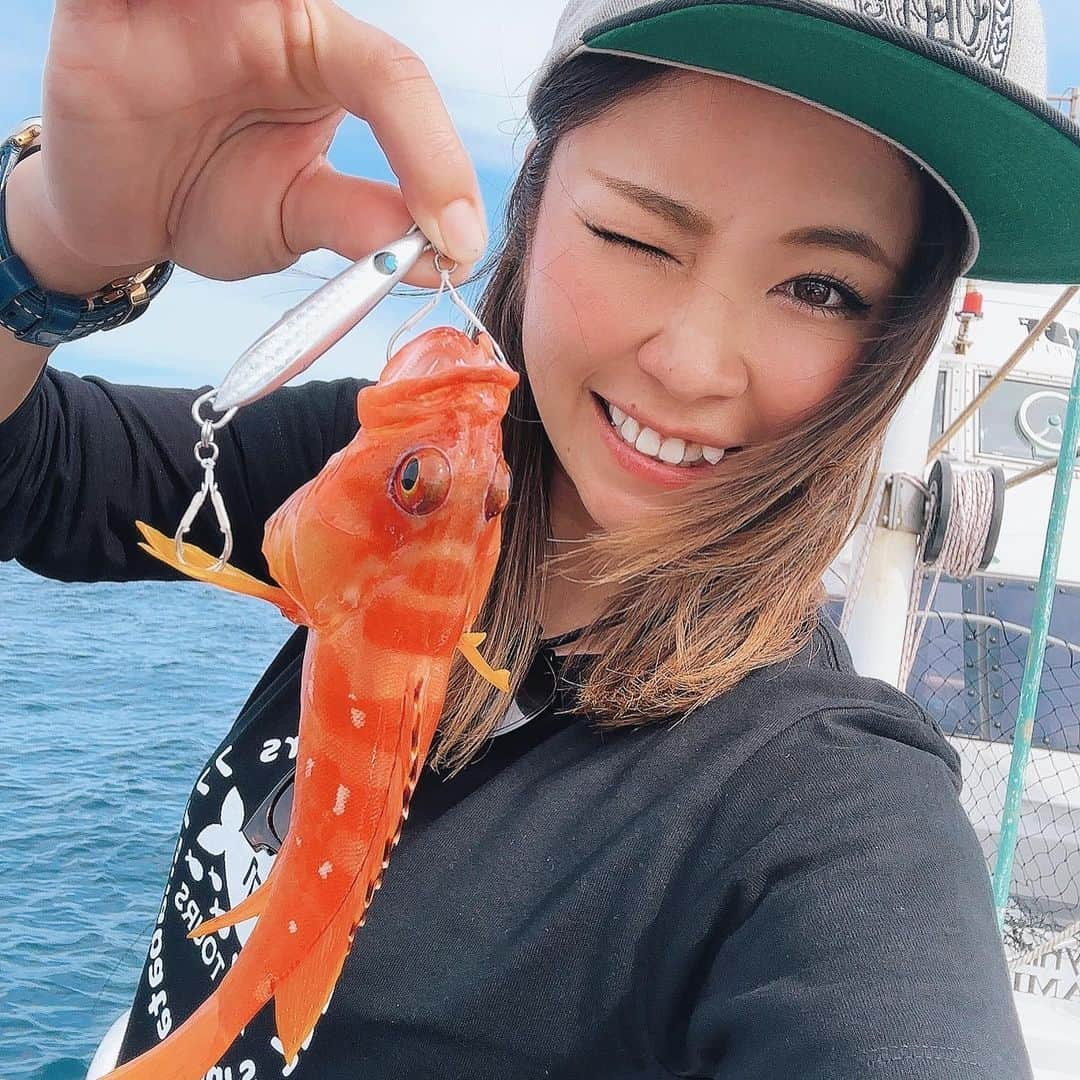 渕上万莉 さんのインスタグラム写真 - (渕上万莉 Instagram)「たなばた釣りツアー🎋 @tanabatatours77  inすさみ⭐️ 昨日は大洋丸さんにお世話になりました🛥✨ 良い天気の中、久々のSLJでアカハタに癒されてきました🎣☀️  急な募集にも関わらず 都合つけて集まってくれた10名の皆様🙏🏽✨ 本当にありがとうございました🥰❤️  協賛いただいた uroco @uroco_official  GANCRAFT @gancraft_saltwater  さま✨ ありがとうございます🥹🙏🏽✨  まさかのチュウベイさんも参加してくれてビックリ😂‼️  釣り終わってからはまったり隣のビーチでBBQ🍺🍖  船長が持ってきてくれた撮れたてのモチガツオも最高😍🐟☀️  ジギングはじめたての頃からお世話になっていた大洋丸のヨシタカ船長🛥  久々にお会いできて改めてスサミの心地よさを感じました🌴☀️  マグロ、カツオ始まったらまた遊びに行かせてもらいます😆🙌🏽🎣✨  夏はこれからだーー😆🎋❤️  #大洋丸 #すさみ #SLJ #uroco #gancraft  #xbraid  #スーパーライトジギング #アカハタ #bbq  #ゴールデンウィーク #gw #フッチー #渕上万莉」5月6日 17時13分 - mari_fuchigami