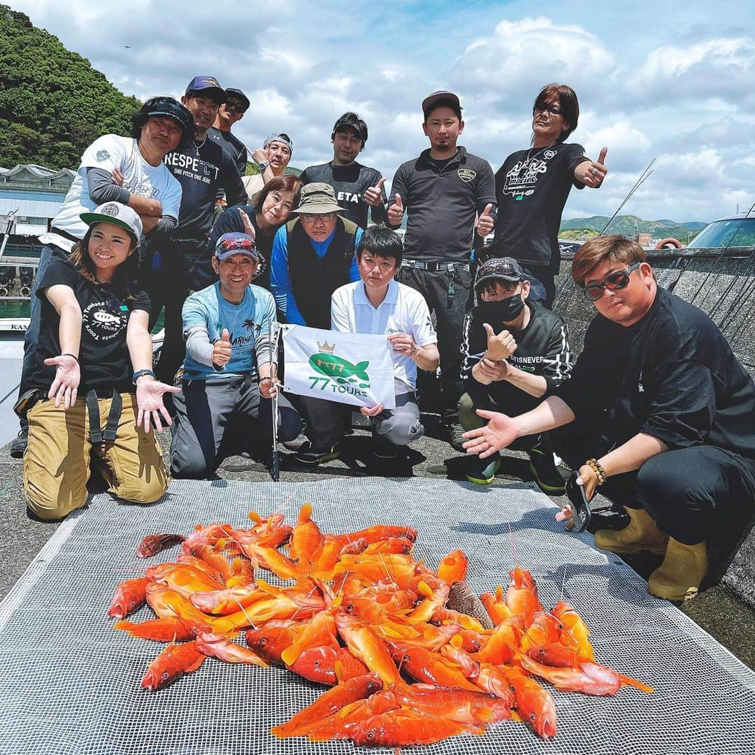 渕上万莉 さんのインスタグラム写真 - (渕上万莉 Instagram)「たなばた釣りツアー🎋 @tanabatatours77  inすさみ⭐️ 昨日は大洋丸さんにお世話になりました🛥✨ 良い天気の中、久々のSLJでアカハタに癒されてきました🎣☀️  急な募集にも関わらず 都合つけて集まってくれた10名の皆様🙏🏽✨ 本当にありがとうございました🥰❤️  協賛いただいた uroco @uroco_official  GANCRAFT @gancraft_saltwater  さま✨ ありがとうございます🥹🙏🏽✨  まさかのチュウベイさんも参加してくれてビックリ😂‼️  釣り終わってからはまったり隣のビーチでBBQ🍺🍖  船長が持ってきてくれた撮れたてのモチガツオも最高😍🐟☀️  ジギングはじめたての頃からお世話になっていた大洋丸のヨシタカ船長🛥  久々にお会いできて改めてスサミの心地よさを感じました🌴☀️  マグロ、カツオ始まったらまた遊びに行かせてもらいます😆🙌🏽🎣✨  夏はこれからだーー😆🎋❤️  #大洋丸 #すさみ #SLJ #uroco #gancraft  #xbraid  #スーパーライトジギング #アカハタ #bbq  #ゴールデンウィーク #gw #フッチー #渕上万莉」5月6日 17時13分 - mari_fuchigami