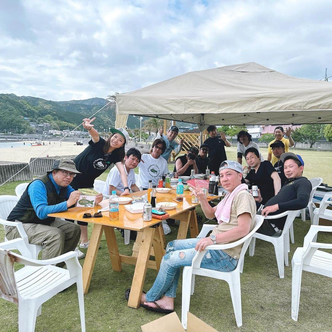 渕上万莉 さんのインスタグラム写真 - (渕上万莉 Instagram)「たなばた釣りツアー🎋 @tanabatatours77  inすさみ⭐️ 昨日は大洋丸さんにお世話になりました🛥✨ 良い天気の中、久々のSLJでアカハタに癒されてきました🎣☀️  急な募集にも関わらず 都合つけて集まってくれた10名の皆様🙏🏽✨ 本当にありがとうございました🥰❤️  協賛いただいた uroco @uroco_official  GANCRAFT @gancraft_saltwater  さま✨ ありがとうございます🥹🙏🏽✨  まさかのチュウベイさんも参加してくれてビックリ😂‼️  釣り終わってからはまったり隣のビーチでBBQ🍺🍖  船長が持ってきてくれた撮れたてのモチガツオも最高😍🐟☀️  ジギングはじめたての頃からお世話になっていた大洋丸のヨシタカ船長🛥  久々にお会いできて改めてスサミの心地よさを感じました🌴☀️  マグロ、カツオ始まったらまた遊びに行かせてもらいます😆🙌🏽🎣✨  夏はこれからだーー😆🎋❤️  #大洋丸 #すさみ #SLJ #uroco #gancraft  #xbraid  #スーパーライトジギング #アカハタ #bbq  #ゴールデンウィーク #gw #フッチー #渕上万莉」5月6日 17時13分 - mari_fuchigami