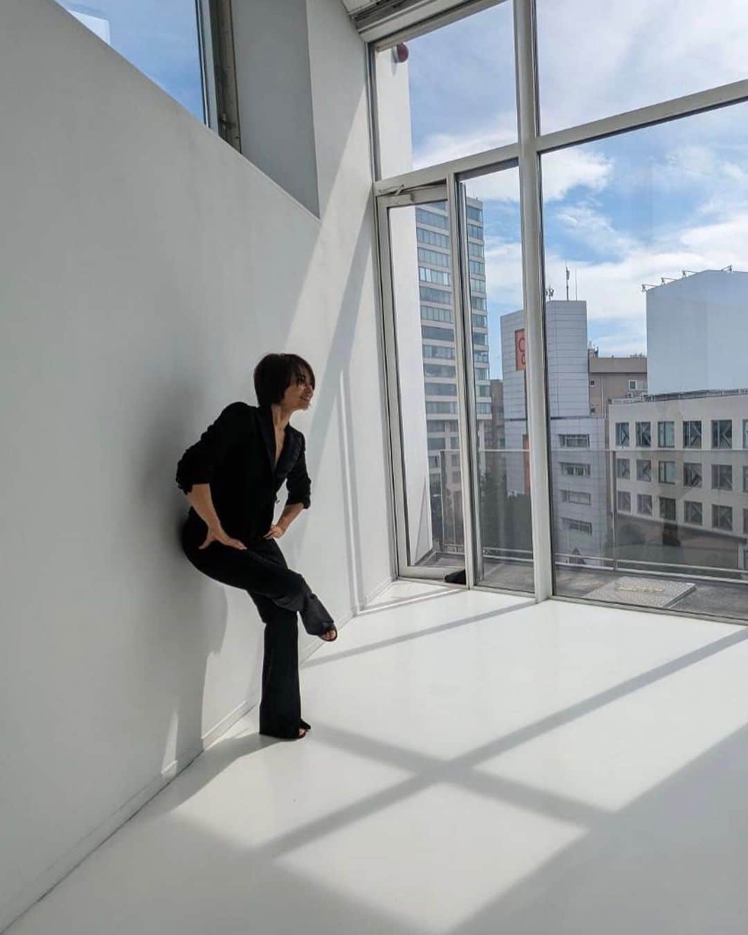 住吉美紀のインスタグラム：「さあ、なんの撮影だったでしょうかっ（腰が痛いわけではありません） わたし的に難度高い撮影だったため不安もありましたが、 素晴らしいプロのチームのおかげで めちゃくちゃサクサクと順調に。  しかも、何日も前から 「こんなに晴れが続いた数日だったのに、嗚呼、雨予報か…」 と憂鬱な気分でおりましたが、 天が味方をしてくれた青空と太陽（涙） Summer has come.  ありがたいことだねぇ、がいろいろ重なり。 無事終了にホッとして 普段あまり飲まないコーヒーフロート飲んじゃった。 美味しかった。  何事も、心閉ざせばそこで終わる。 Open mind, open heart, and Something Larger will lead the way.  （なんの撮影だったかは、また書いて良くなったら書きます） A photo shoot for something I can’t say yet.」