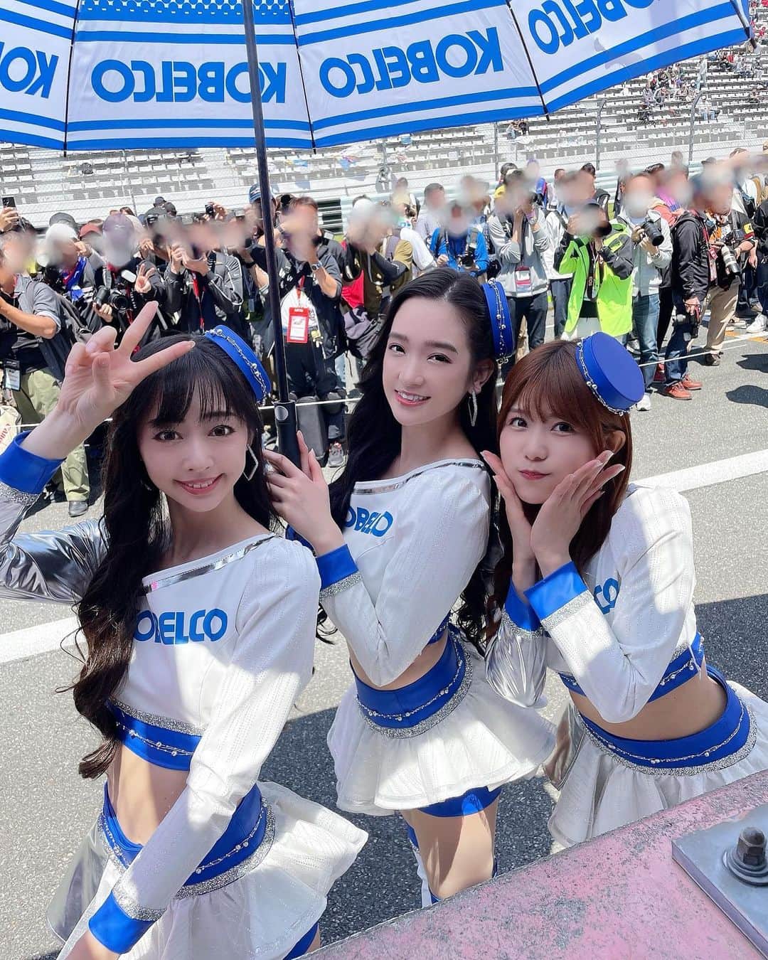 太田麻美のインスタグラム：「PIT WALK📸💙🤍  #supergt #racequeen #rq #tgrteamsard #kobelcogirls #toyota #スーパーgt #コベルコガールズ #コベガ #富士スピードウェイ #レースクイーン #トヨタ」