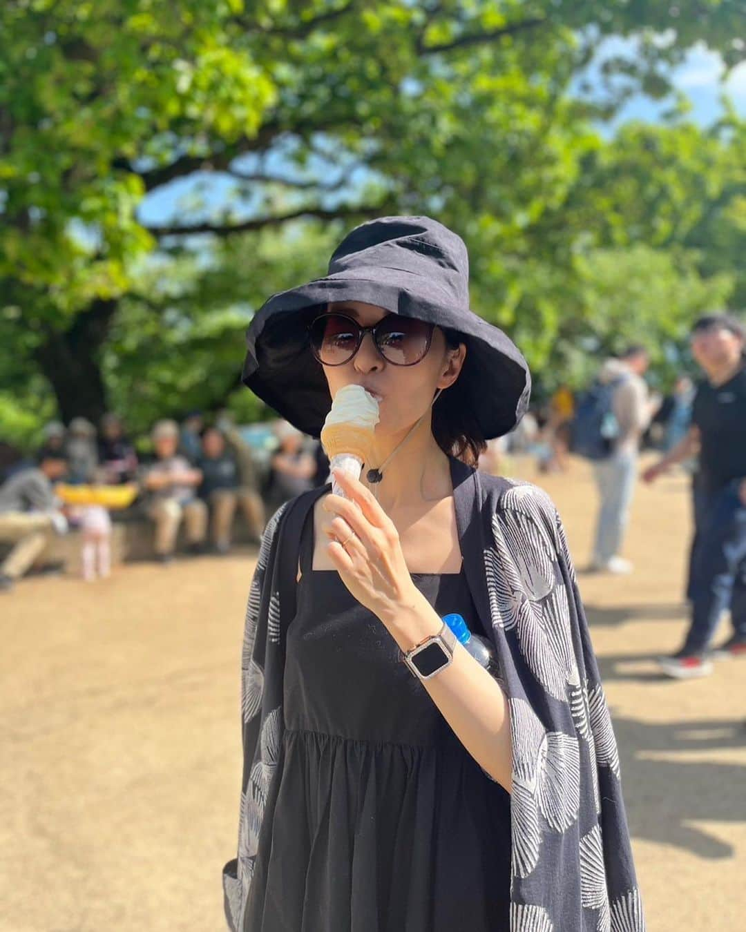 園原ゆかりのインスタグラム：「一年ぶりの #高尾山  手ぶら（🥤と📱のみ）で 紫外線対策して 🍦 🍡 🚡 食べる食べる  #大人の遠足 #ゴールデンウィーク #スパムおにぎり は行きの車内で」