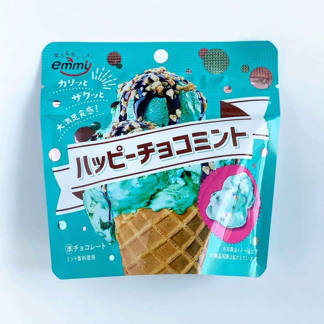 チョコミント大学生うしくろさんのインスタグラム写真 - (チョコミント大学生うしくろInstagram)「🧼チョコミン党のためのインスタ⇒ @usiqlo🧼  【 正栄デリシィ ハッピーチョコミント 】  4月24日に新発売！ 水色のミントチョコです🐬  なかなか見つからなかったのですが、 偶然入ったNew Daysさんで買えました！  ✎𓂃𓂃𓂃𓂃𓂃𓂃𓂃𓂃𓂃𓂃𓂃𓂃𓂃𓂃𓂃𓂃𓂃𓂃𓂃𓂃  🍫チョコ感：☆☆☆ 🌿ミント感：☆☆ 😍甘さ：☆☆☆☆  💰税込価格：180円 / 5粒入ってました！ 🔥カロリー：216kcal  🗾購入場所：New Days さん  ✎𓂃𓂃𓂃𓂃𓂃𓂃𓂃𓂃𓂃𓂃𓂃𓂃𓂃𓂃𓂃𓂃𓂃𓂃𓂃𓂃  ミントチョコに、ミントキャンディ、 ブラックココアビスケット、パステルシュガー、 さらにピーナッツが混ぜられています！  サイズはバラバラで、5個入っていました✋🏻  食べてみると、何となく粉粉してるチョコ😳 スーッとはしない、甘いミント味のホワイトチョコです🍫  味的にはピーナッツが強く、 キョロちゃんのチョコボールがよぎりました🐣笑  優しい色合いのパステルシュガーが カラフルでかわいい🌈  ✎𓂃𓂃𓂃𓂃𓂃𓂃𓂃𓂃𓂃𓂃𓂃𓂃𓂃𓂃𓂃𓂃𓂃𓂃𓂃𓂃  　　 　　 　　  #チョコミント #usiqlo_store #ハッピーチョコミント #コンビニ購入品   #chocolatemint #ミントチョコ #mintchocolate #mintchocolatechip #チョコレート #チョコミン党  #うしくろくん #민트초코 #민트 #jmt #맛스타그램 #먹스타그램 #도쿄카페 #좋아요 #민초단 #薄荷巧克力」5月6日 17時21分 - usiqlo