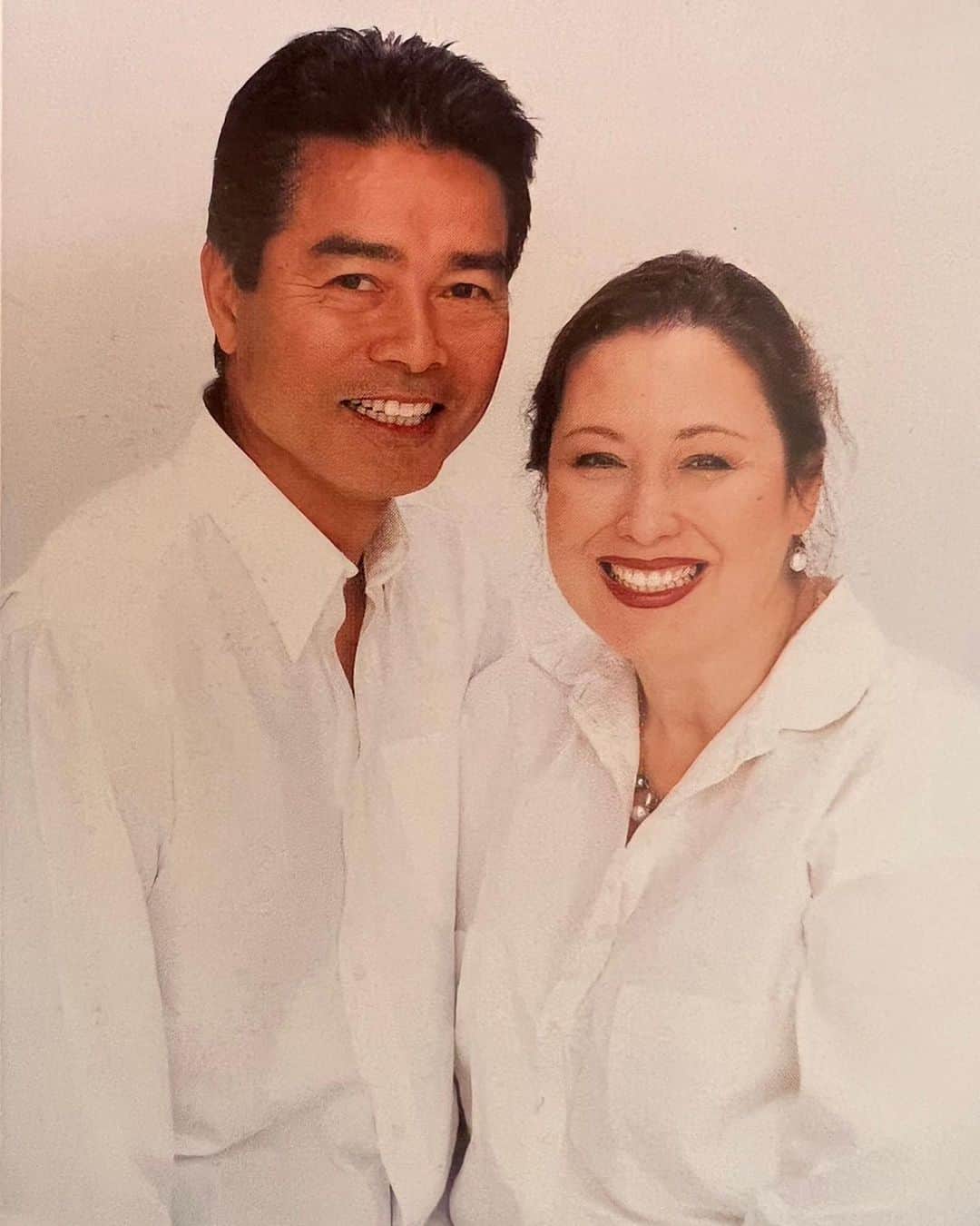 キャシー中島さんのインスタグラム写真 - (キャシー中島Instagram)「* 昨日は44回目の結婚記念日でした。 あの日から44年も経ったのですね。 44年前の5月5日もとってもいいお天気でした。 午前中にお式をして、午後から披露宴でした。 東京プリンスホテル。 たくさんの方がいらしてくださって、私たち2人の門出を祝ってくださいました。  三船敏郎さん(勝野は三船プロ所属でしたので)石原裕次郎さん、加藤剛さん、松田優作さん。  素晴らしいスピーチをいただきました。  他にもスターの方々がいらしてくださいました。 今でもはっきりと思い出せます。 おかげさまで、仲良くここまで来れました。 あの日にいらしてくださった皆様に感謝です。 ありがとうございました❤️  式の時に4ヶ月でお腹にいた子がこの年の11月に生まれ、私たちは父と母になりました。  いつも笑顔がいっぱいの家族でした。  御殿場の田舎暮らしは毎日季節を感じて子育てには最適でした。  子供達が大きくなり、私たちは東京に帰ってきました。  長女のななみの希望で御殿場の家はそのまま残し、今ではキルトミュージアムになっています。  七奈美も雅奈恵も洋輔もそれぞれやりたいことを見つけ、夢いっぱいの時に撮った家族写真です。 20年ほど前でしょうか。 この後に 思いもしなかった辛い出来事がありました。 今でも14年前のことを思うとその場所に戻ってしまい胸が苦しくなり涙が止まらなくなります。  娘を亡くしてしまうなんて、 なぜ七奈美なの？ なぜ私じゃないのと、どれほど自分を責めたことでしょう！  それでも 家族に支えられて、前に進んできました。 そして今はいつも七奈美をそばに感じて生きています。 これからもズーーっとそうなんだと思います。  悲しい別れが来ることなんて微塵も思っていなかった この家族写真が大好きです❤️  これからも夫婦仲良く前に進んでいきます。 いつか別れる時が来ても、 きっとまた一緒になろうねっって約束するつもり！ でもね 勝野パパは勘が悪いから、私を見つけることができないと思うの、だから次も私がきっと見つけるのね。 あの日にテレビであなたを見つけたようにね❣️  でも今度は私、男性がいいな❣️  とにかく 44年間ありがとう❤️ これからもよろしくお願いします❣️」5月6日 17時23分 - official_kathynakajima