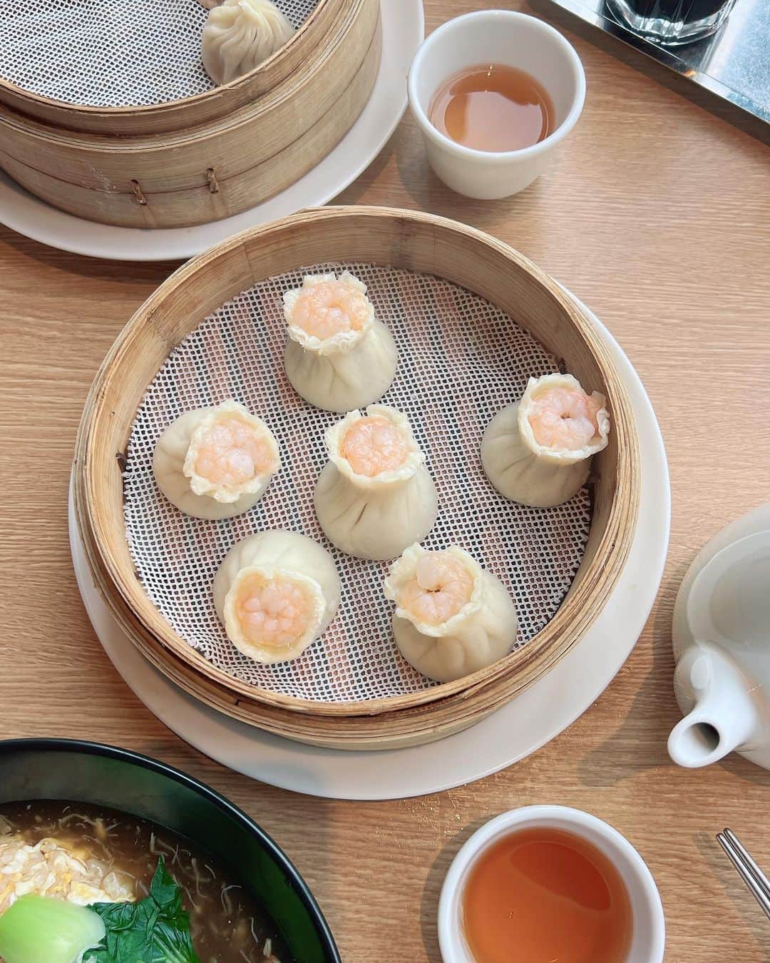 さんのインスタグラム写真 - (Instagram)「・ 好きな食べ物は餃子！🥟と同じくらい好きな小籠包！ フォルムがかわいい🤤  前に台湾旅行行った時に体験した小籠包作りがとっても楽しかったから絶対またしたいです🙋🏻‍♀️♡  食べる前からお腹ぱんぱん。  #小籠包 #鼎泰豊 #恵比寿グルメ #恵比寿ランチ」5月6日 17時27分 - natsukoakahani