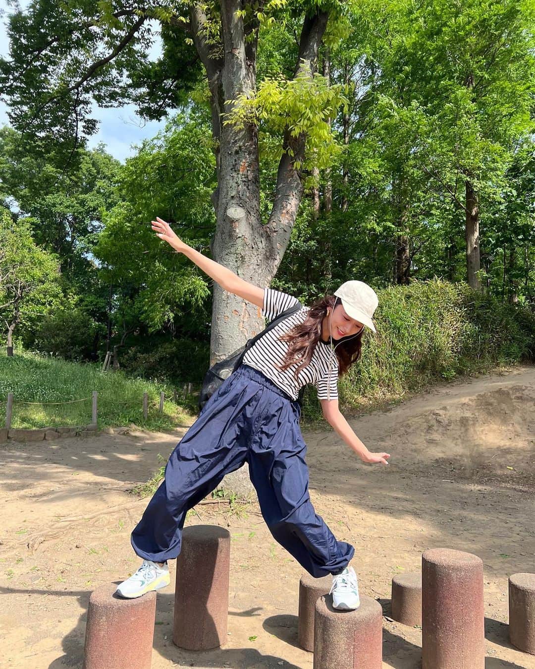 近藤千尋のインスタグラム：「今日もよく遊びました🎏🎵 昨日はこどもの日だったね💓 十愛も美羽もすくすく育って 無限の体力の姉妹でございます👭。笑 ママもパパも体力付けないと😱😱 公園コーデや子供と出かける日のコーデ 今月のveryでたくさん紹介してるので 是非チェックしてみてね☑️💁‍♀️ お気に入りのcapは @clane_official と @kijimatakayuki_official 💗💗  とにかく砂埃がすごかった…😅 帰ってきて速攻お風呂入って 今から夜ご飯だーーーー❗️  あと今年初のスイカバー🍉笑 どうでもいい報告❤️笑  明日で長いgwがおわるね💕 皆さま、お疲れ様でした😆😆😆  #公園コーデ #ママコーデ」