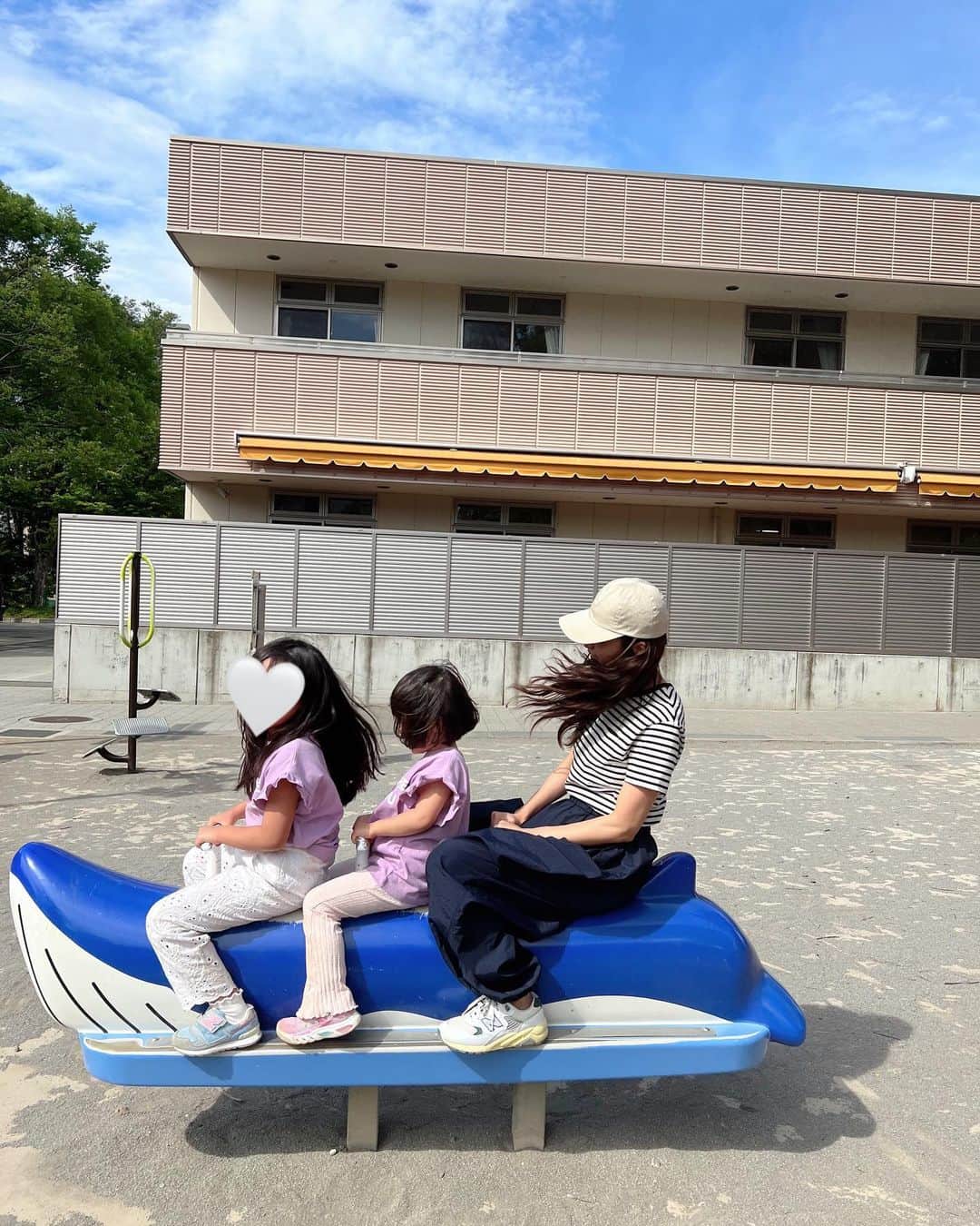 近藤千尋さんのインスタグラム写真 - (近藤千尋Instagram)「今日もよく遊びました🎏🎵 昨日はこどもの日だったね💓 十愛も美羽もすくすく育って 無限の体力の姉妹でございます👭。笑 ママもパパも体力付けないと😱😱 公園コーデや子供と出かける日のコーデ 今月のveryでたくさん紹介してるので 是非チェックしてみてね☑️💁‍♀️ お気に入りのcapは @clane_official と @kijimatakayuki_official 💗💗  とにかく砂埃がすごかった…😅 帰ってきて速攻お風呂入って 今から夜ご飯だーーーー❗️  あと今年初のスイカバー🍉笑 どうでもいい報告❤️笑  明日で長いgwがおわるね💕 皆さま、お疲れ様でした😆😆😆  #公園コーデ #ママコーデ」5月6日 17時38分 - chipichan.1215