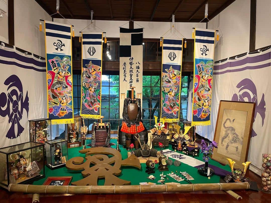 前田友香のインスタグラム：「なんて素敵な場所✨ びっくり！  @tachibanamuseum の中にある 鎧や兜などを飾り付けた 撮影用のお部屋✨ (※通常は兜が置いてあります)  『端午の節句お祝いプラン』 という素敵な企画があるらしい！ 5月31日(水)までだそう！  会席料理をいただいて ご家族で 御花で最高の時間になるの間違いなし！  詳しくは御花のHPをcheck！  #御花 #柳川藩主立花邸御花  #柳川 #柳川市  #柳川観光 #立花家 #立花宗茂 #誾千代 #端午の節句」