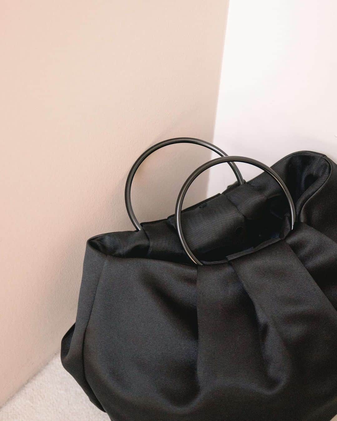 kaene －カエン－さんのインスタグラム写真 - (kaene －カエン－Instagram)「- new in -  Reversible formal ring bag / No.040105 color : black size : FREE  人気商品「リングハンドルバッグ」に仲間が加わりました。  新作はリバーシブル仕様となっており、シーンによって使い分けていただけます。  表側の無地のブラックはFBK（フォーマルブラック）生地となっており、式典などお祝いの席から、お悔やみの席まで、冠婚葬祭全般で対応可能。  内側はドットフロッキー生地となっており、裏返して結婚式などパーティーシーンや普段使いに… 幅広くお使いいただける万能アイテムです✔️  #kaene #フォーマルバッグ #パーティバッグ  #ブラックフォーマル #礼服」5月6日 17時31分 - kaene_official