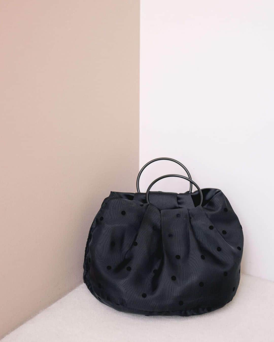 kaene －カエン－さんのインスタグラム写真 - (kaene －カエン－Instagram)「- new in -  Reversible formal ring bag / No.040105 color : black size : FREE  人気商品「リングハンドルバッグ」に仲間が加わりました。  新作はリバーシブル仕様となっており、シーンによって使い分けていただけます。  表側の無地のブラックはFBK（フォーマルブラック）生地となっており、式典などお祝いの席から、お悔やみの席まで、冠婚葬祭全般で対応可能。  内側はドットフロッキー生地となっており、裏返して結婚式などパーティーシーンや普段使いに… 幅広くお使いいただける万能アイテムです✔️  #kaene #フォーマルバッグ #パーティバッグ  #ブラックフォーマル #礼服」5月6日 17時31分 - kaene_official