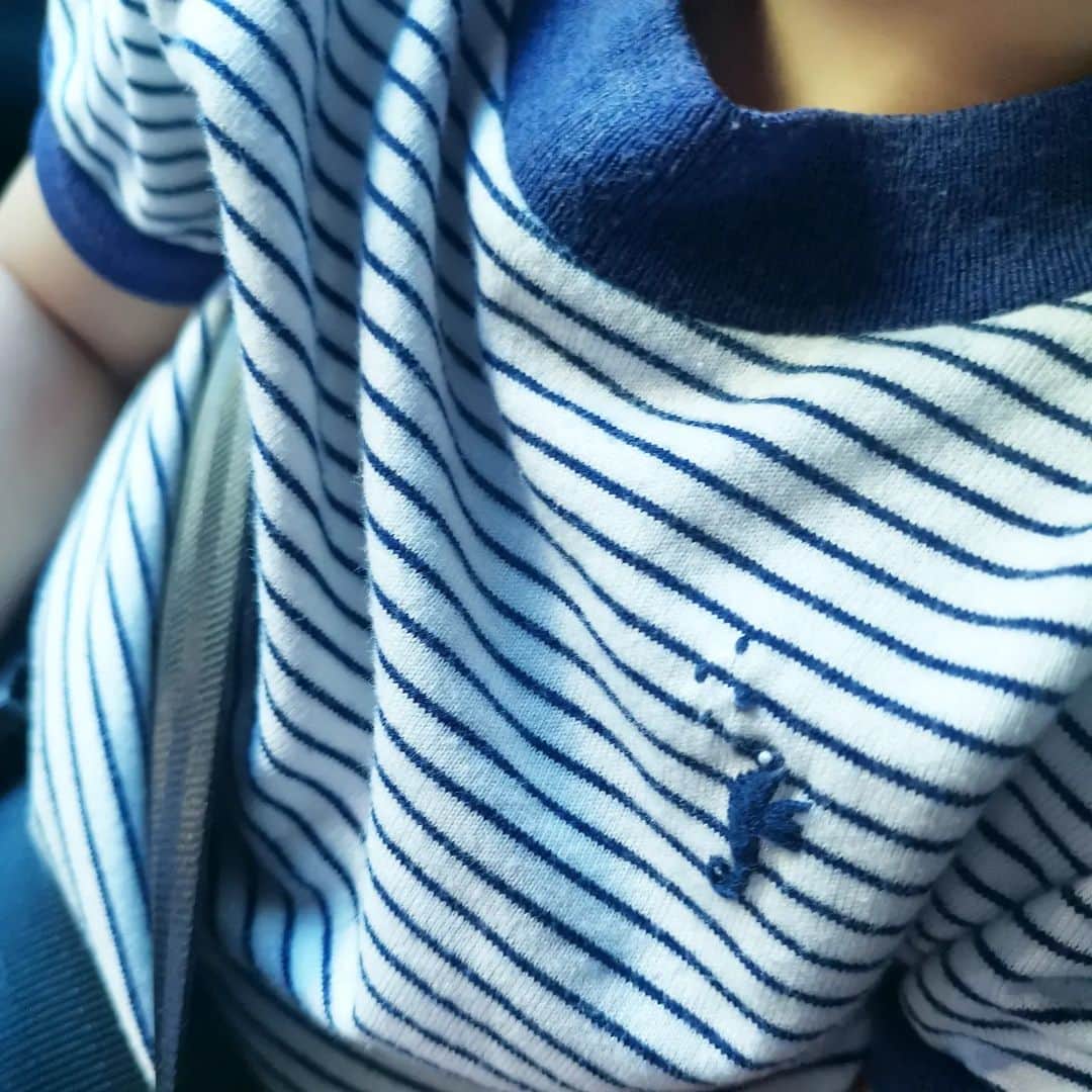 ayaka8880のインスタグラム：「. . 幼稚園のママからお下がりで頂いたフクゾー。 . ハマっ子の私からしたら、高級品のイメージでしたが、5年以上経ってもクタッていないTシャツに最強のコスパなのではと感動して投稿しちゃいました👀✨ . 泥んこの幼稚園ですし、とにかくコスパ！しか気持ちが向いていなかったけれど（とくに男の子）、子ども服でも長持ちするものを探すのもいいなと思いました🌏襟&袖がよれないから、だらしない見た目も緩和されるありがたさ👍 . 大量に買ってボロボロになる子ども服、毎シーズン気が重かったので、しばらくフクゾー熱が高まりそう🌼 . .」