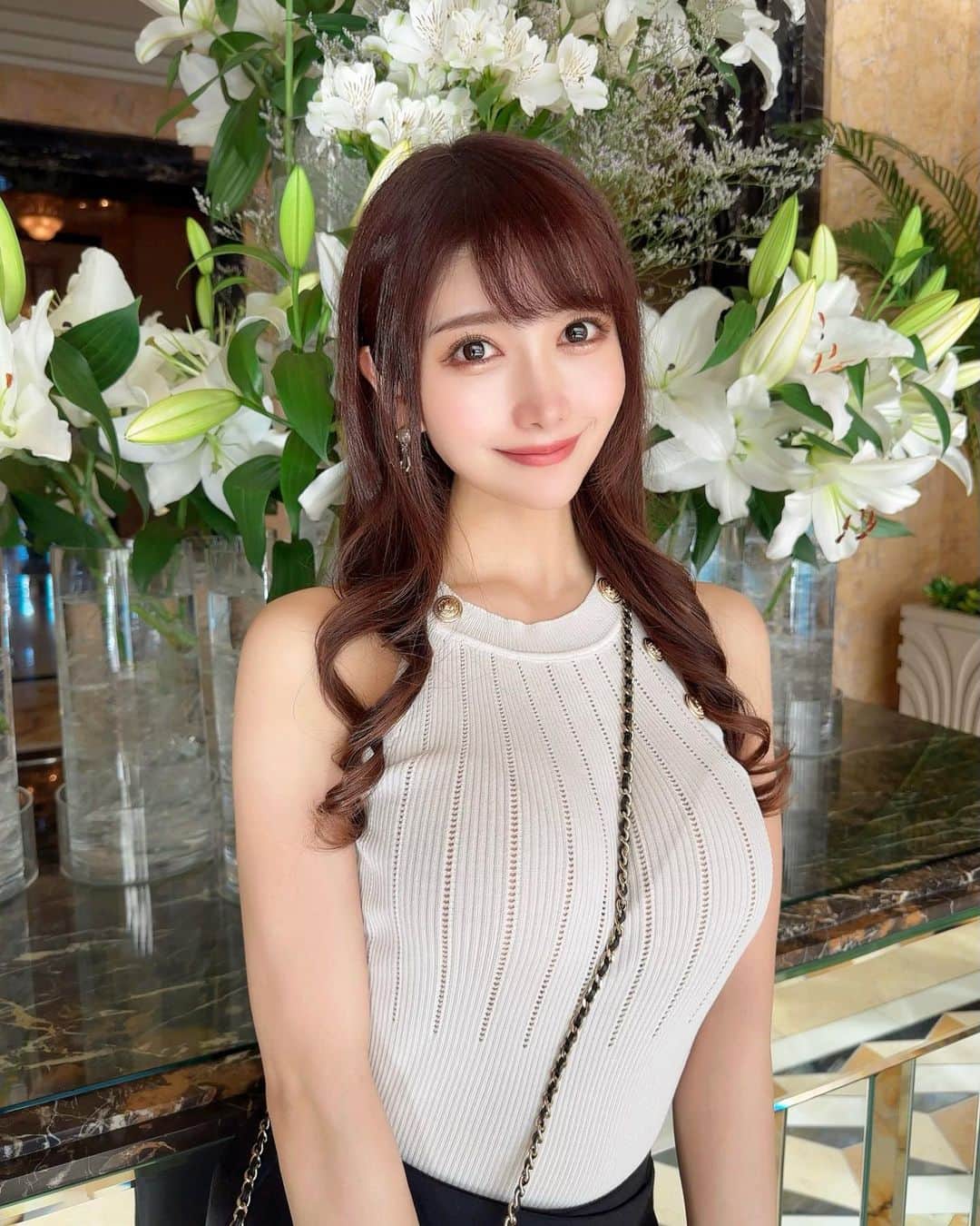 のインスタグラム：「. 🤍🤍🌿🕊️ . GWもあとすこしだねっ！ . 今日風強すぎない？🥺🌪️🌪️ みんな大丈夫？ . . #ootd#fashion#fashionstyle#gw#knit#outfit#japanesegirl」