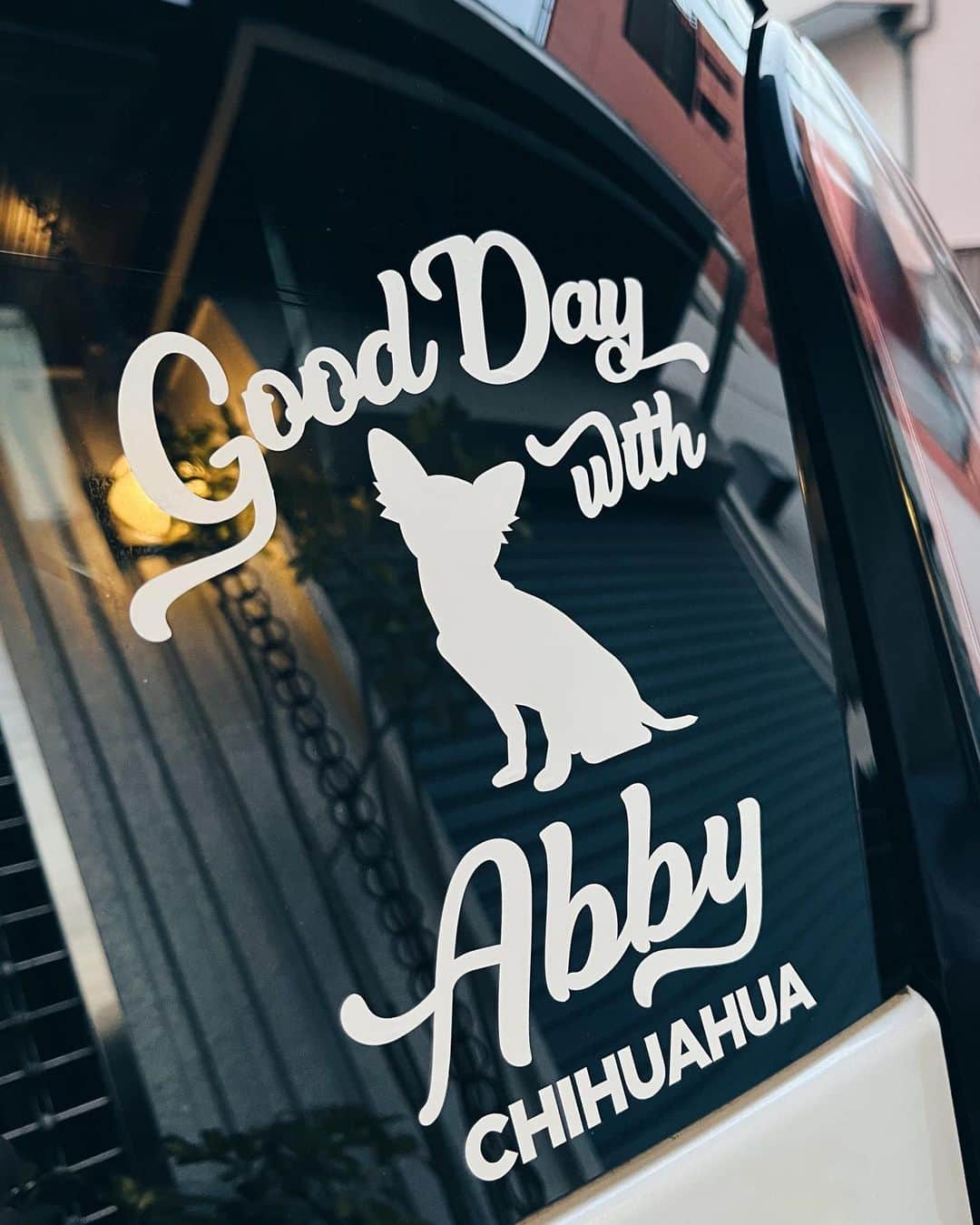 NARA and ABBYさんのインスタグラム写真 - (NARA and ABBYInstagram)「GWラストー！ あびちゃんのシャンプーday🧴🧼✨  先日インターペットで作ってもらったカーステッカー、 洗車後にやっと貼れました😉✌️」5月6日 17時35分 - sachi0711