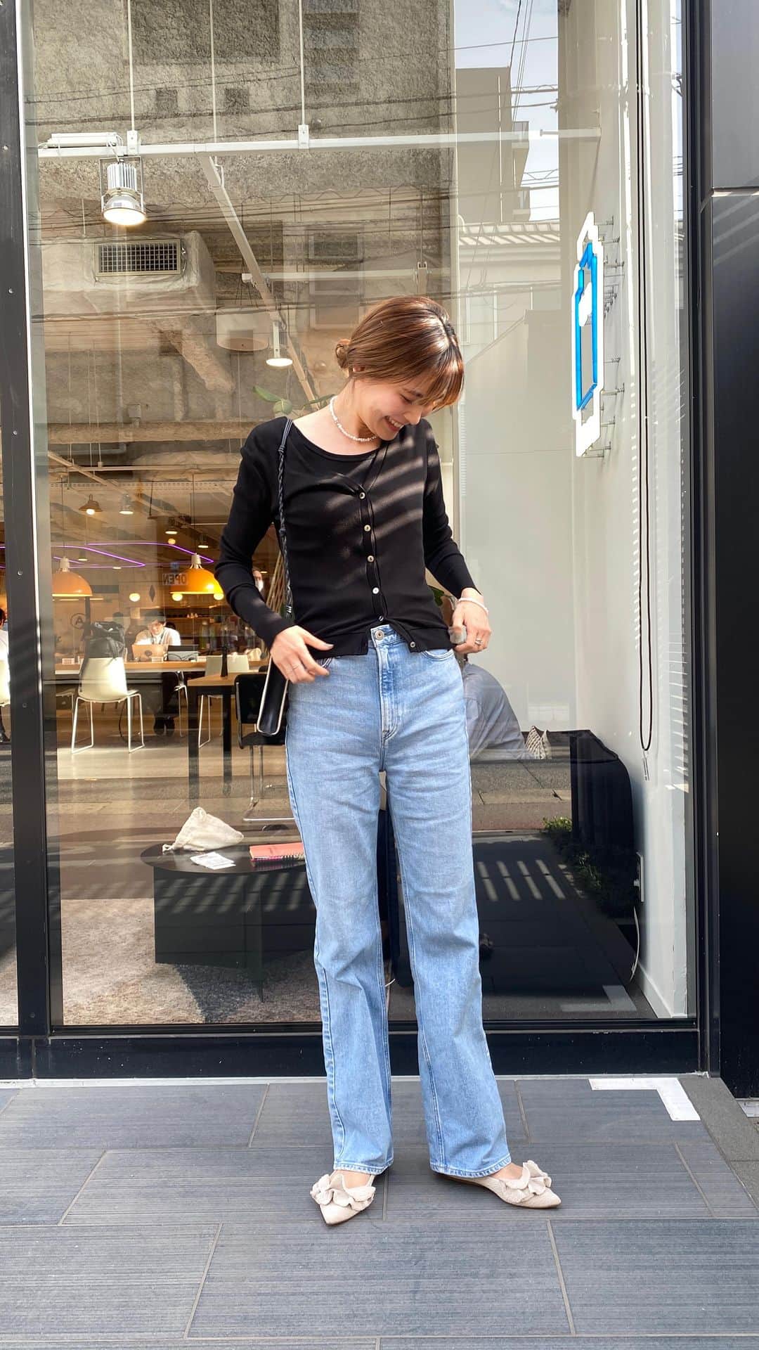 松田 美奈子のインスタグラム：「5/6sat.20:00スタートの新作発表会🌿 @rrrrrrrrr__jp   今回も時間をかけて企画しました！ ご覧いただけると嬉しいです! よろしくお願い致します😌  流れゆく季節や時代の中で 唯一変化しない”私”という存在を楽しんで欲しい という願いを込めて 1日でも永く、わたしの纏いを楽しむ服 を企画しました。  ・持続可能なデザインと縫製 ・気候や気分に応じたスタイリングが可能 ・着回しが豊富なオールシーズンアイテム ・フォーマル＆カジュアルを実現 ・流行に左右されないシンプルで洗練なデザイン ・住んでいる地球に悪影響が少ない服  生地は、このように選択しました。 ・環境に優しさを与える生地 ・柔らかい質感でノンストレスな肌触りを実現 ・上質な艶と光沢が高級感を演出 ・自宅で簡単にケアできる ・国内生産の生地を使用  #ナインアール #サスティナブルファッション #rrrrrrrrr  @minacoro_ 166cm @xyuux0628 166cm」