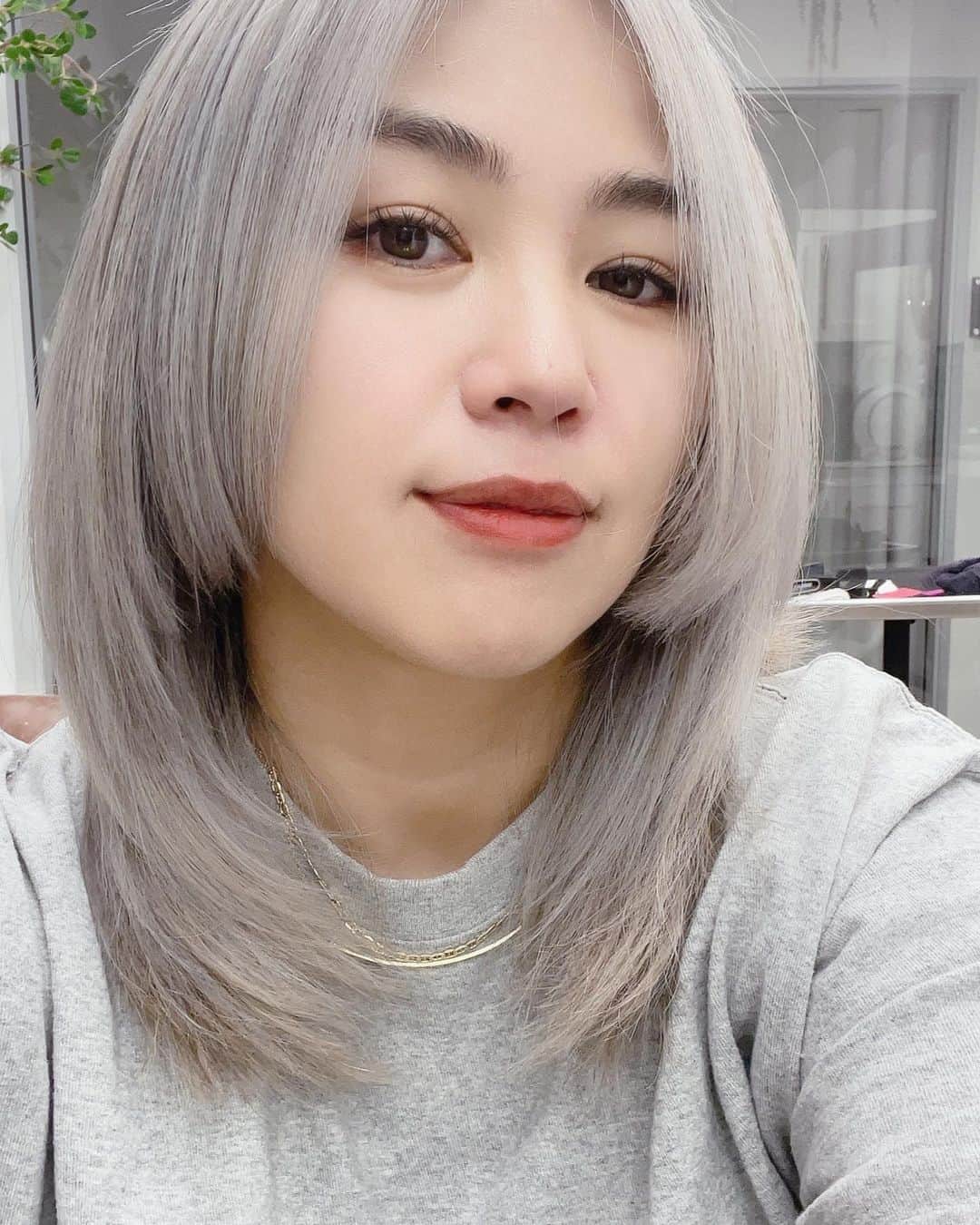 MINMIのインスタグラム：「hime cut 👸🏼part 2 by @hairbykana  #姫カット」