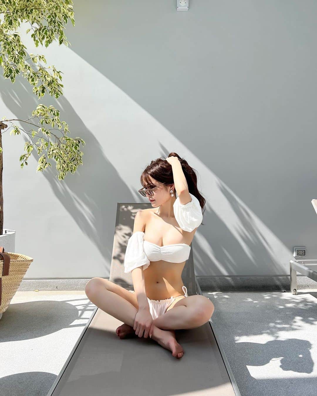 のインスタグラム：「Thailand / Terra Nara 🫧 　 久しぶりにタイに来てます🤍🐬 　 灼熱ですが久々のタイ、最高に楽しい！ そしてそして、今年はついに水着を作ったので 初着用しました👙💕　@dinoble_official    トップは肩紐取り外し可能◎ バンドゥとしてもホルターとしても、 クロスして今時な着こなしも出来る仕様✨  そしてさらに！！シフォンスリーブは取り外しも できるのでシンプルに着こなしたい時はスリーブ無しで、 二の腕が気になったりオシャレに可愛く着こなしたい時は スリーブを付けて、、などなど自由自在💕 　 ボトムはハイウエスト、ブラジリアンの ２種類を作らせて頂きました👙 　 カラーは3色もあるので徐々に載せていきます✨ 　 5/16 発売予定🗓️ 即日発送になります🤍 　 　 　  #水着#swimwear#thailand#pattaya#pattayathailand#タイ#タイ旅行#ビキニ#dinoble#海外旅行 @mebia._.official @bijo_navi @b_b_j.j」
