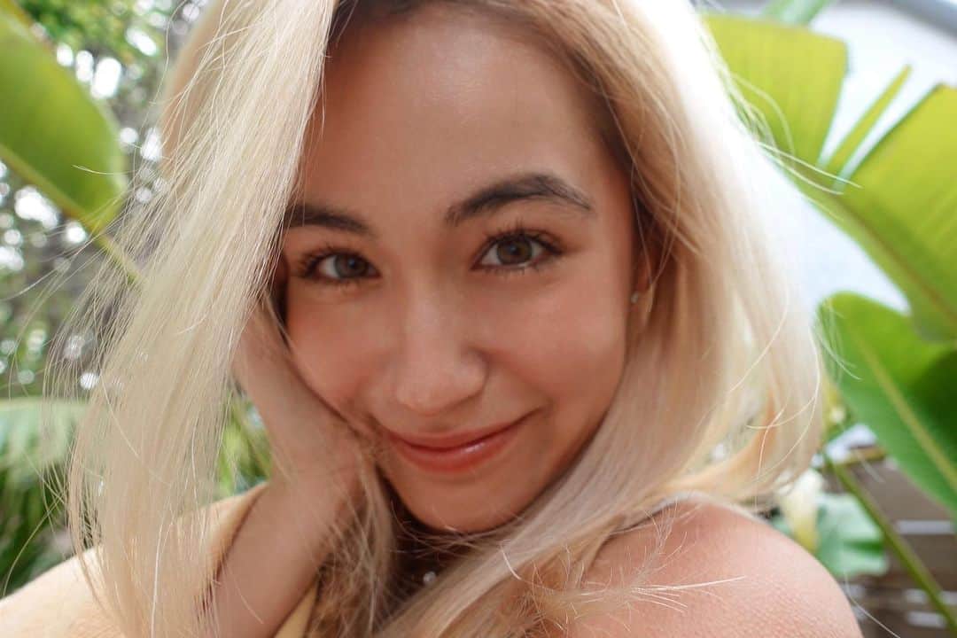 AMIのインスタグラム：「Finally got my hair dyed... and I love my new blond hair color:)✂︎✂︎」