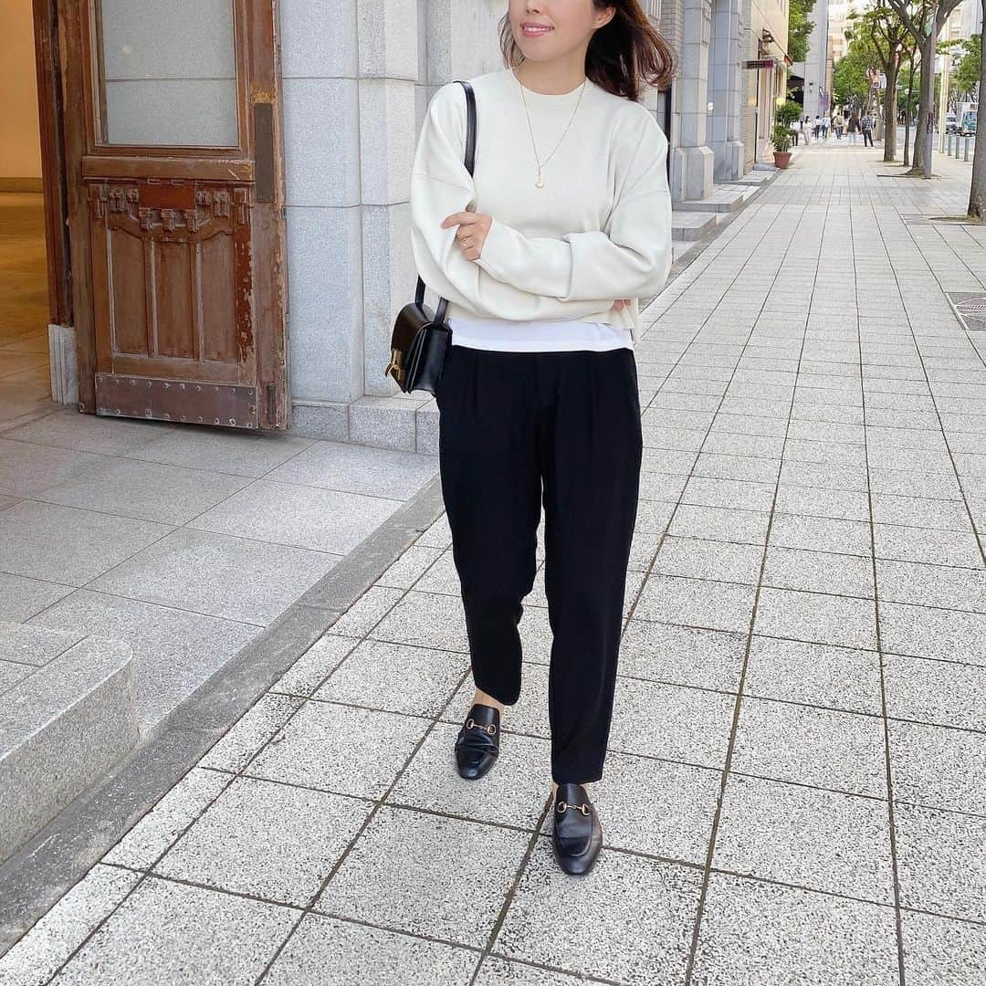 eri.khtnのインスタグラム：「・ black × beige ☺︎♡  tops #milaowen  pants #gallardagalante  shoes #gucci bag #celine  #outfitoftheday#guccishoes#celinebag#ミラオーウェン#オトナカジュアル#きれいめコーデ#シンプルコーデ」