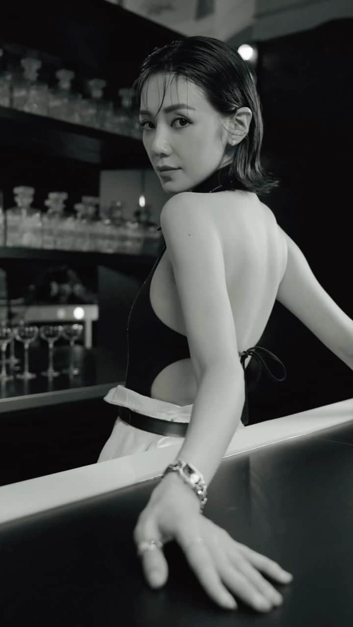 Elva Niのインスタグラム：「每一次相遇 都如同初見般感到悸動 手腕上的Première在轉動 每一下都是心跳的感覺💓  Be Première. Be the first.  #CHANELPremiere  #CHANELWatches  #CHANELPremiereFunfair  #CHANELPremiereFunfairTaipei @chanelofficial」