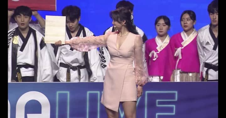 ミン・ユラのインスタグラム：「How amazing was this! The World Taekwondo Demonstration Team is seriously athleticism at its finest. Todays athlete segment was so full of excitement! Thanks for tuning in 🥰 태권도 팀 너무 멋있었죠! 오늘 하루 같이 보내 주셔서 감사합니다. 유사나 화이팅!  #usana #usanakorea #worldtaekwondodemonstrationteam #APC2023」