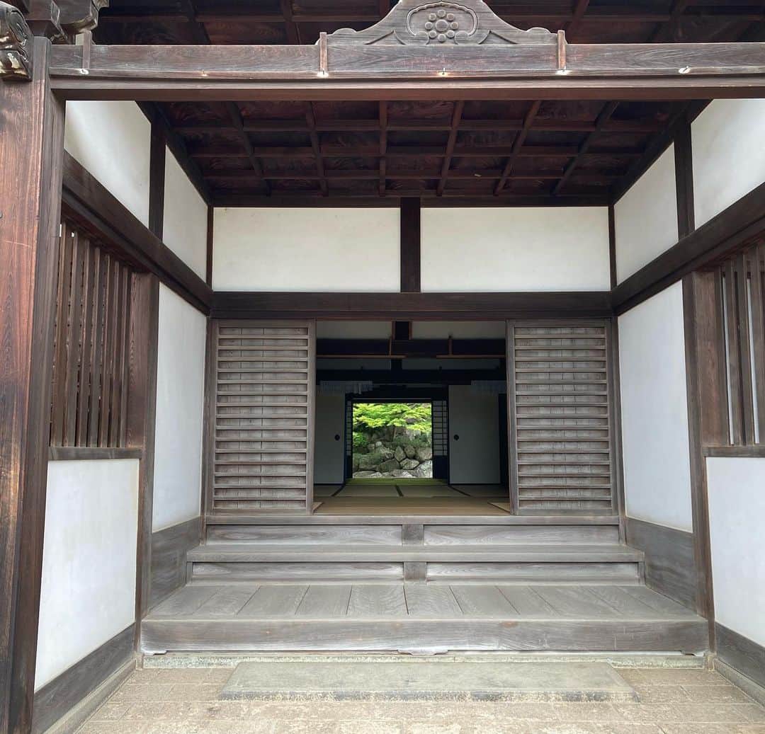 松宮宏のインスタグラム：「小説「竜馬ときらり」にちょっと登場した祥福寺。こんな綺麗な額縁風景があるのは知らんかった。すぐ近所にはバイソンが誕生してる。」