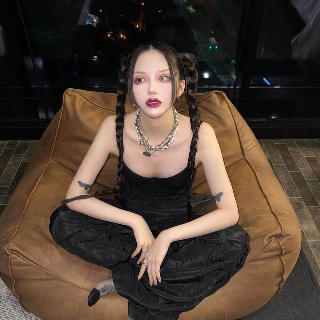 chiiiiiのインスタグラム：「🤎🫦🍇🤎 𝔚𝔦𝔱𝔠𝔥𝔦𝔫𝔤 𝔥𝔬𝔲𝔯..」