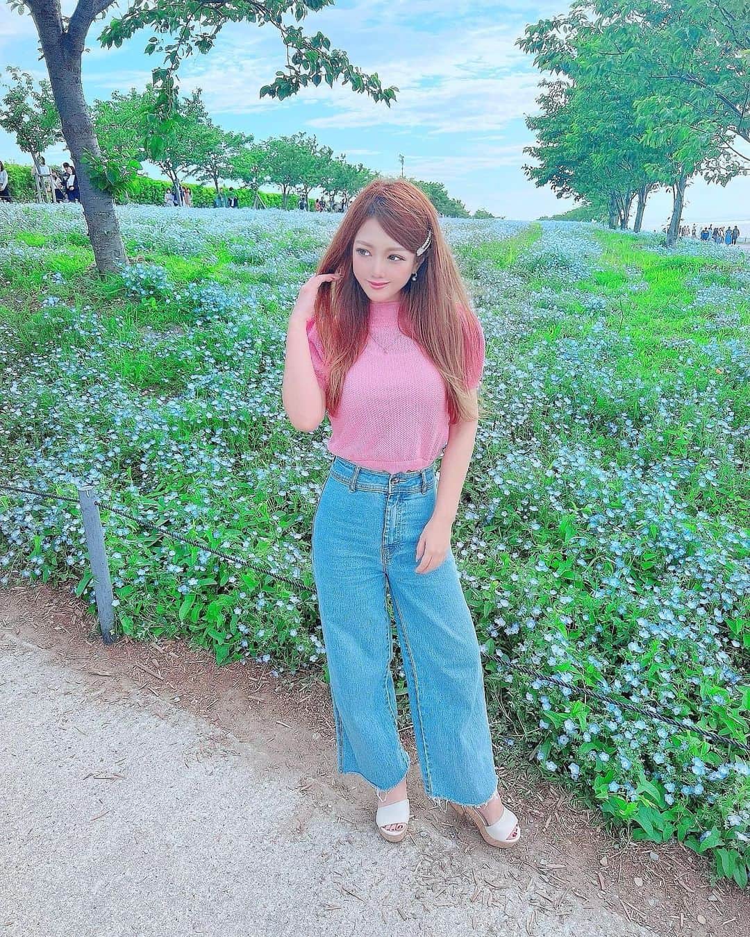 米本紗弥香のインスタグラム：「#ネモフィラ祭り へ♬ 100万株のブルーの可憐なお花を見渡せるとっても素敵な場所でした💠 #ネモにゃん 可愛かった♡  #location #japangirl #ロケーション #景色 #fashion #ファッション #model #instadaily #lifestyle #春ファッション #ピンクコーデ #ピクニック #photospot #flower #花 #ネモフィラ #公園 #お散歩 #park #japantrip #japan #osaka #osakatrip #osakajapan #日本旅遊 #舞洲 #maishima #舞洲シーサイドパーク」