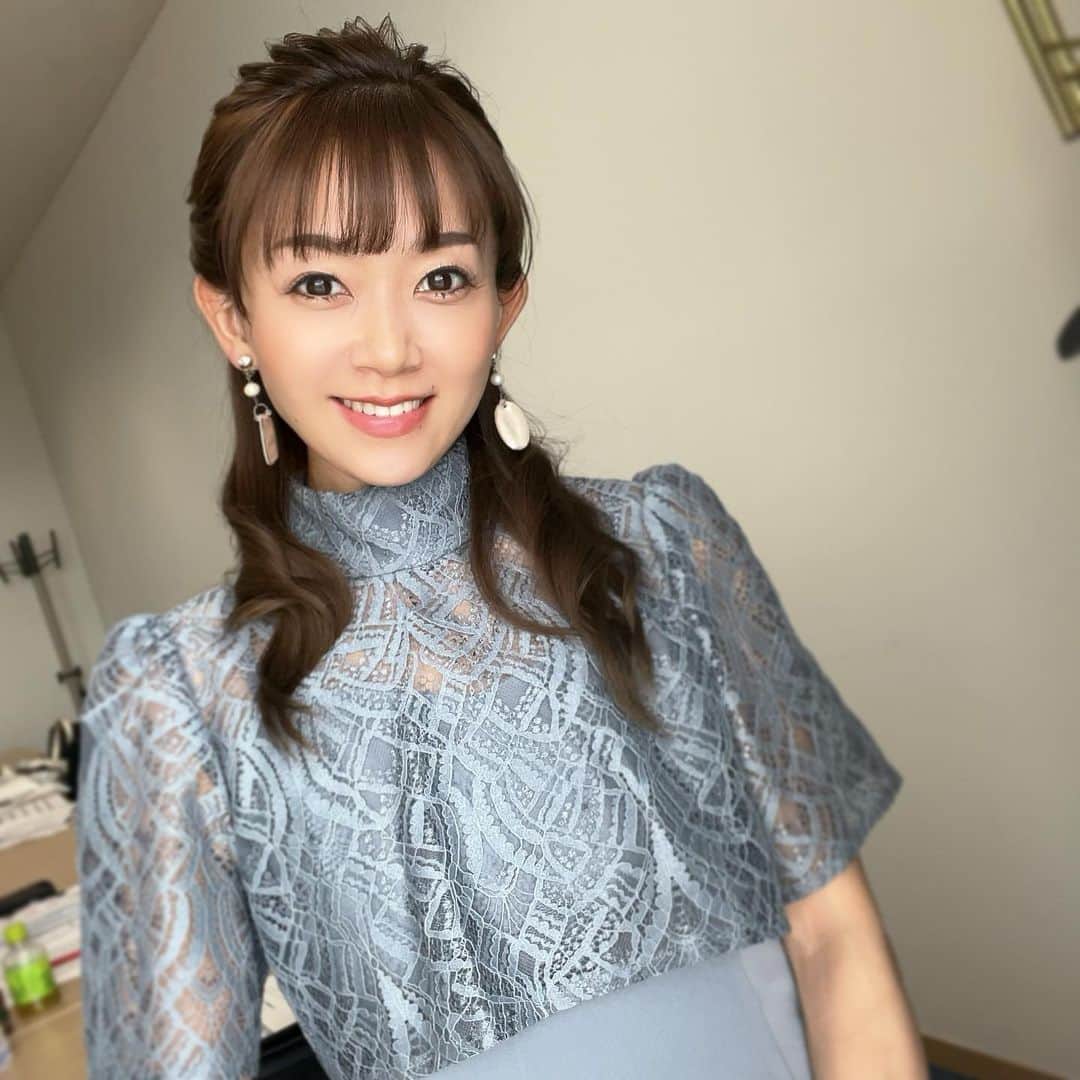 岡部玲子のインスタグラム：「本日の衣装とヘアアレンジと🏇の結果☺️  (@dorry_doll_official )さんのグレーのドレス👗✨  キャミソールワンピースと スタンドネックのレーストップスは 分かれているので 色々アレンジができそう✨ マーメイドラインのワンピースは シルエットも素敵でした☺️  イヤリングは キラキラ淡いピンクの揺れるタイプでしたよ☺️ 女性らしくて可愛い💕  ヘアアレンジは ゆる巻きハーフアップ☺️  サイドから見ても 後ろから見ても やっぱり形がきれいですよね👏✨  あ、前髪切りました😁  今日も私を作り上げてくださった皆様に感謝です🙏✨  🏇は途中プラスにしたんですが (立夏S、10番人気サトノアポロン軸のワイド) メイン、最終レースと大きく減らしまして  #マイナスです  明日も頑張りましょう💪  今日もご視聴頂きました皆様 ありがとうございました☺️  ハッピーな週末をお過ごしください☺️  #岡部玲子 #タレント　#レポーター　#競馬キャスター　#競馬　#グリーンチャンネル　#生放送　#競馬中継　#衣装　#ヘアアレンジ　#アクセサリー　#tvshow #hairarrange #accessories #dress #🏇」