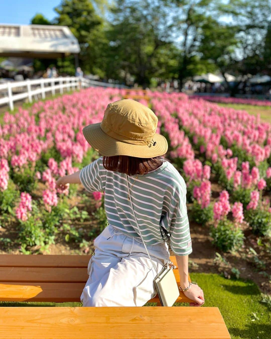 emi0830emiさんのインスタグラム写真 - (emi0830emiInstagram)「2023.5.6 \\運動会にもおすすめ🫶🏻アウトドアコーデ♡//  泊まりでキャンプへ🏕🌞 やっぱりこの時期の陽気は最高〜♡ 牧場併設のキャンプ場だから牧場でも沢山遊んできました🐮🐴🐰💞  うさぎの赤ちゃん３匹がくっついて寝てて可愛すぎたよ🥲🐇🐇🐇💓 癒し効果半端ないから載せるね🥹🤝✨  この日はレトロボーダーTにカーゴパンツを合わせたよ🫶🏻 淡い色味が可愛いの♡  T-shirt #classicalelf @classicalelf_official  pants #gu#gu_for_all @gu_global  hat #thenorthface @thenorthface  bag #larcobaleno  shoes #nikeairrift @nike  bracelet #beautyandyouth  次はzara購入品いきます🤳 @emi0830emi  * * * * * * * * * * * * * * * * * #きれいめカジュアル#大人カジュアル#オトナカジュアル#大人コーデ#大人ファッション#クラシカルエルフ#エルフコーデ#ジーユー#ノースフェイス#タイアップ#ボーダーt#カーゴパンツ#エアリフト#アウトドア#アウトドアファッション#アウトドアコーデ#キャンプ女子#キャンプコーデ#キャンプファッション」5月6日 17時57分 - emi0830emi