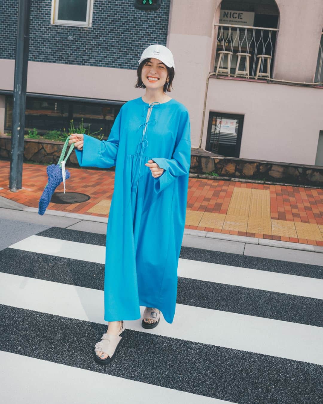 のインスタグラム：「このコーデが好きな人は❤️をコメントしてください！  気になるトレンドはコスパのいい #CITEN で買う  「このトレンド感とクオリティで、 8000円台はうれしいですよね。 華やかなきれい色にも思いきって トライできます。 コスパのいいアイテムだって、 できればちゃんと試着したいもの。 メンズ服もとびきりおしゃれなので、 早速、夫と一緒にお買い物に行きたいです！」 （高山 都さん）  ワンピース・帽子・バッグ・靴／#ユナイテッドアローズ カスタマーサービスデスク（#シテン ）　 ーーーーーーーーーーーーーーーーーー #magazinelee　#leeweb　#LEE6月号　#高山都 さん（@miyare38）　 #ootd #今日のコーデ　#大人カジュアル #ワンピース #ワンピ #コスパコーデ #コスパファッション #夏コーデ #春夏コーデ #キレイ色コーデ #ファッション #カジュアルコーデ #カジュアル #30代コーデ #40代コーデ   撮影／東 京祐　ヘア＆メイク／中山友恵　スタイリスト／松村純子　モデル／高山 都　取材・文／磯部安伽」