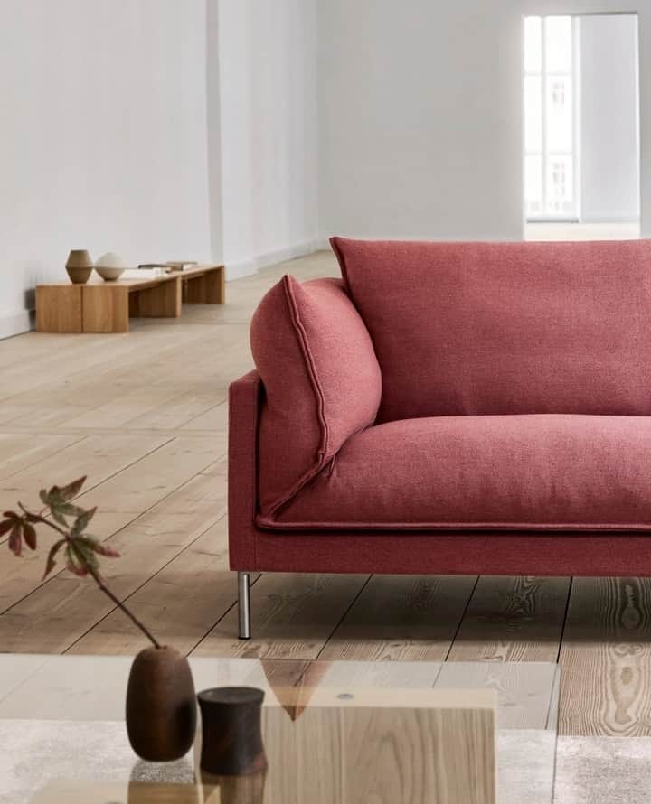 eilersenさんのインスタグラム写真 - (eilersenInstagram)「The details are captivating on the Butterfly sofa. The pillows have a unique shape that enhances the design of the sofa in a delicate way.⁠ ⁠ Sofa: Butterfly upholstered in Sack 02⁠ Design: Eilersen and Yuzuru Nishiyama⁠ Tables: Puz and Kant in oak⁠ ⁠ ⁠ ⁠ ⁠ ⁠ ⁠ ⁠ ⁠  ⁠ #eilersen #eilersenfurniture #myeilersen #enjoyaneilersen #Butterfly #YuzuruNishiyama #Jensjuuleilersen #homedecor #sofa #danishdesign #inredning #finahem #interiorlovers #interiordesign #modernliving #minimalism #nordiskehjem #nordicinspiration #nordicliving #craftsmanship #luxurylifestyle #boligindretning #designinterior #livingroominspo #boliginspiration #softminimalism #hemindredning #schönerwohnen #nordicminimalism #throughgenerations」5月6日 18時00分 - eilersen