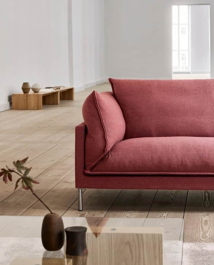 eilersenのインスタグラム：「The details are captivating on the Butterfly sofa. The pillows have a unique shape that enhances the design of the sofa in a delicate way.⁠ ⁠ Sofa: Butterfly upholstered in Sack 02⁠ Design: Eilersen and Yuzuru Nishiyama⁠ Tables: Puz and Kant in oak⁠ ⁠ ⁠ ⁠ ⁠ ⁠ ⁠ ⁠ ⁠  ⁠ #eilersen #eilersenfurniture #myeilersen #enjoyaneilersen #Butterfly #YuzuruNishiyama #Jensjuuleilersen #homedecor #sofa #danishdesign #inredning #finahem #interiorlovers #interiordesign #modernliving #minimalism #nordiskehjem #nordicinspiration #nordicliving #craftsmanship #luxurylifestyle #boligindretning #designinterior #livingroominspo #boliginspiration #softminimalism #hemindredning #schönerwohnen #nordicminimalism #throughgenerations」
