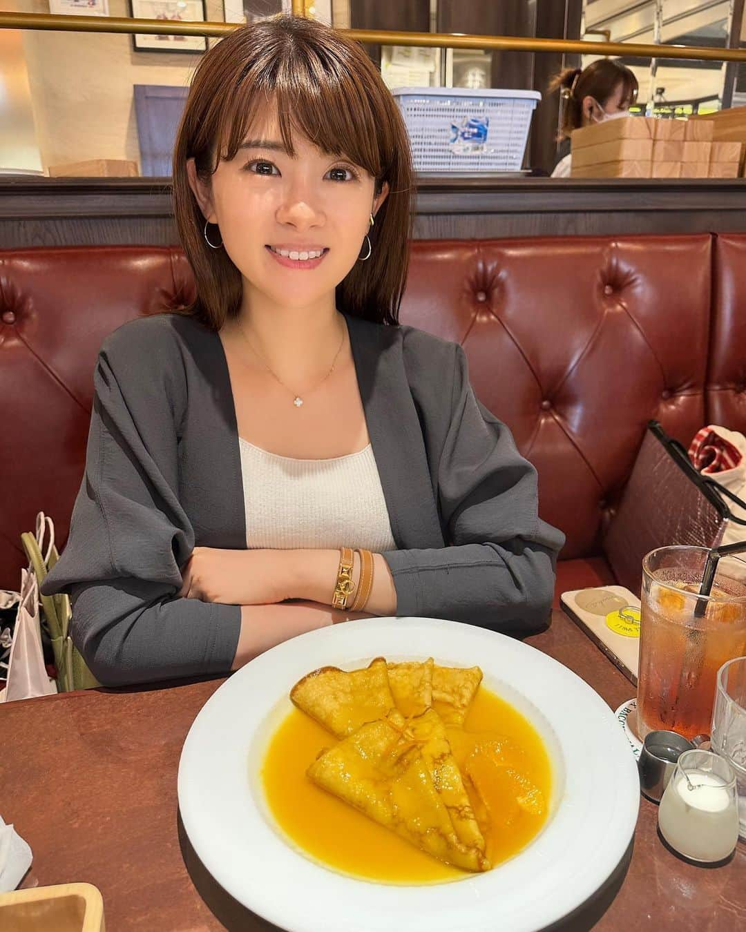 吉田奈央のインスタグラム：「食べたいけど作るとなるとひと手間かかる…😭（そして作ったら食べすぎる） と、ずっと食べるのを我慢していたクレープシュゼット🍊  幼馴染に付き合ってもらって食べに行きました💓  こんなにオシャレなものを食べているのに 会話の大半は福岡の糸島にある #伊都菜彩 について🤣🌽🍅🥬  ○○農家のお野菜は美味しいよ🥦 とか 伊都のたまごは争奪戦なんだよ🥚 とか😂  毎日ラインしてるのに話が尽きないのはどうしてだろう🧐  私が2歳、幼馴染が4歳の時からの幼馴染🫶  今回も写真をたくさん撮ってくれたので投稿❣️  自撮りの投稿が増えたときは 幼馴染と会えていない時です🤣」