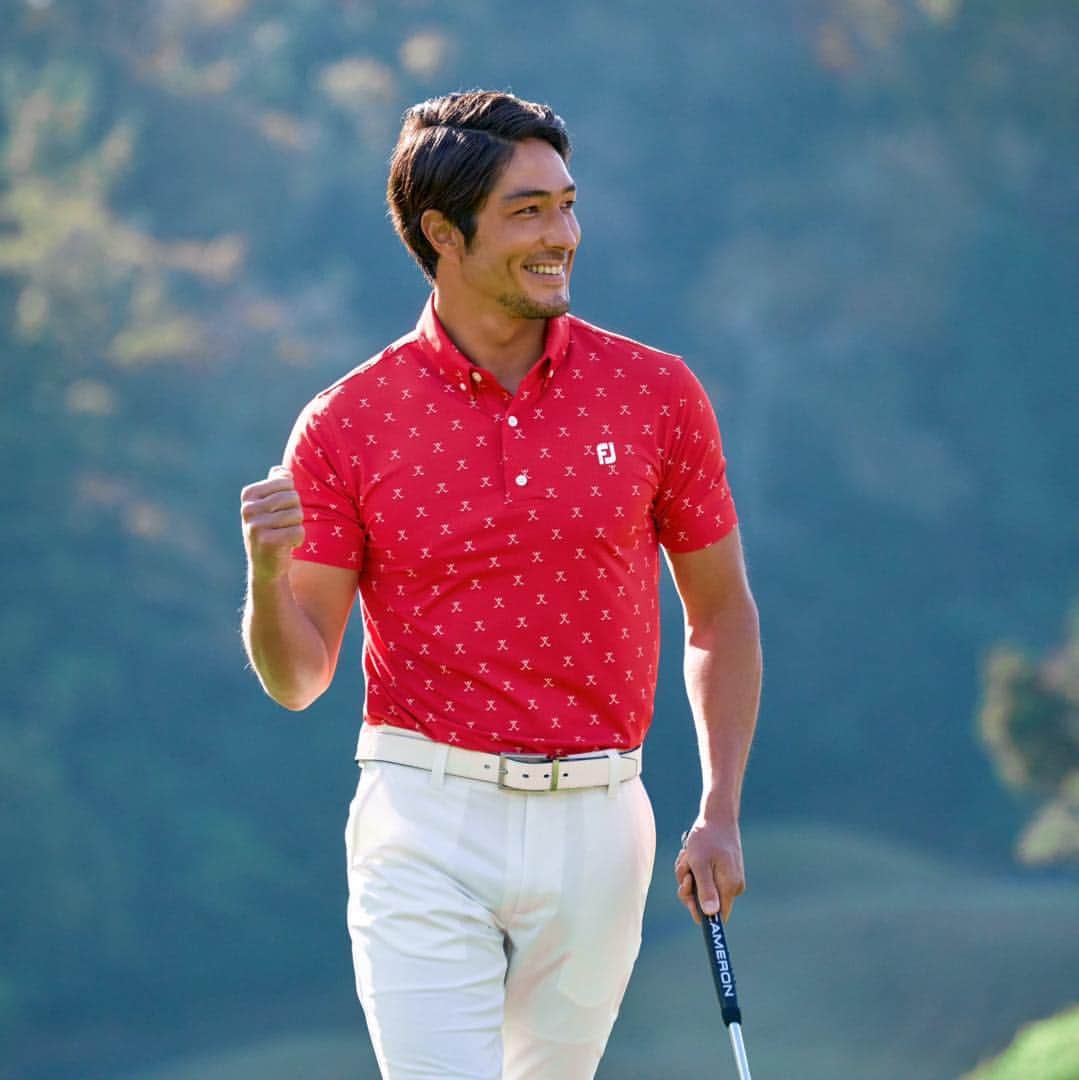 Footjoy Japanさんのインスタグラム写真 - (Footjoy JapanInstagram)「ゴルフを楽しむベストシーズン到来！⛳️   ゴルフクラブとボールをモチーフにしたポロシャツでスタイリッシュに決めて🏌️‍♂️ 高ストレッチ素材の半袖ボタンダウンシャツは動きやすく着心地抜群。 紫外線から肌を守り、汗も素早く吸収する、機能性もしっかりと搭載した春夏ゴルフにぴったりの一着です！  #footjoy #フットジョイ #golf #golfshoes #ゴルフ #ゴルフシューズ #ゴルフ男子 #ゴルフ女子 #シューズ #ゴルフファッション #ゴルフコーデ #ゴルフウェア #ゴルフ好き #春ゴルフ #初夏ゴルフ #春ゴルフコーデ #初夏ゴルフコーデ #ゴルフスタイル #ゴルフアパレル #ゴルフグッズ #トレーニングウェア #新商品 #新コレクション #golffashion #golfwear」5月6日 18時01分 - footjoy.japan