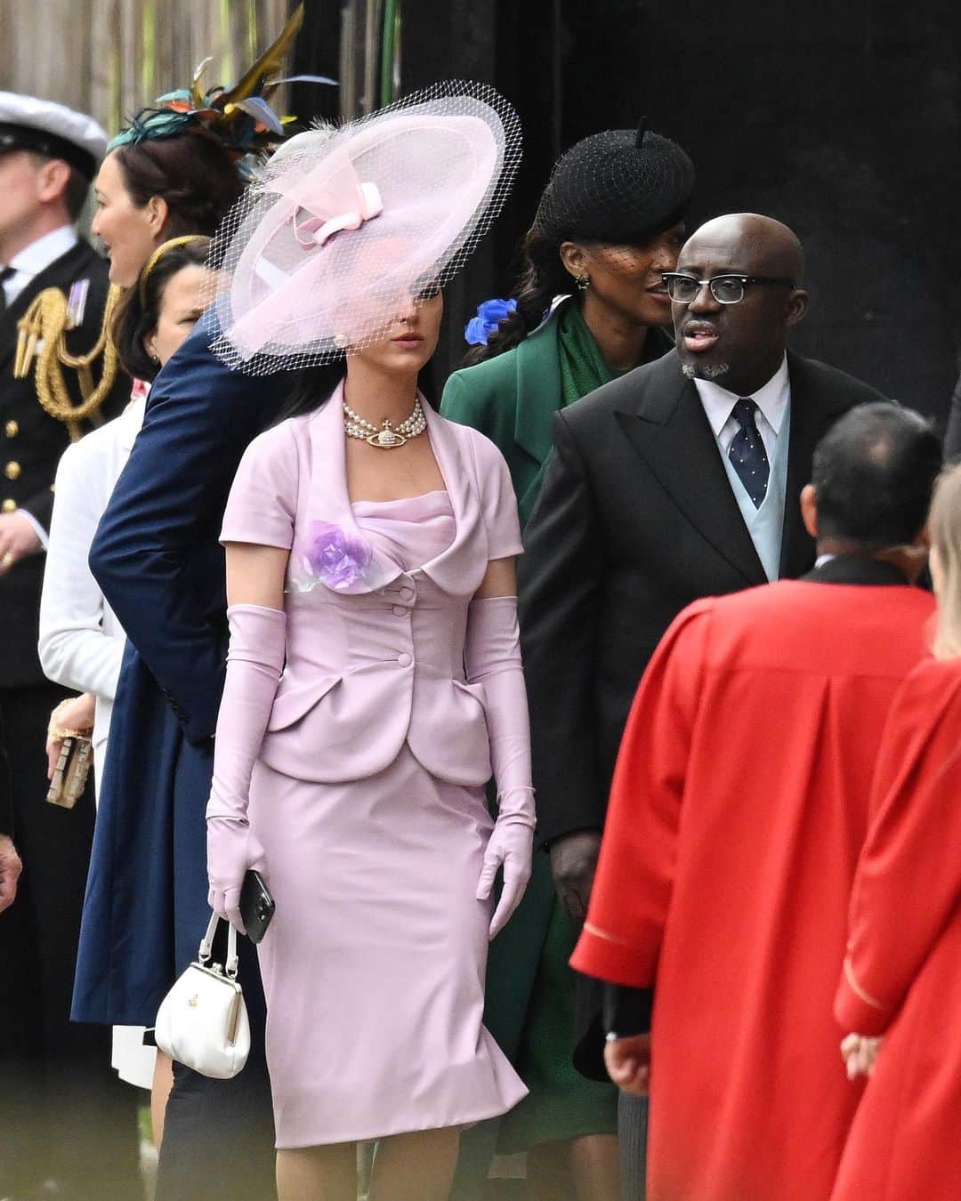 Just Jaredさんのインスタグラム写真 - (Just JaredInstagram)「Katy Perry was spotted arriving alongside British Vogue’s Edward Enninful at King Charles' Coronation and all eyes are on her large pink hat! #KatyPerry #KingCharlesCoronation Photos: Getty」5月6日 18時02分 - justjared