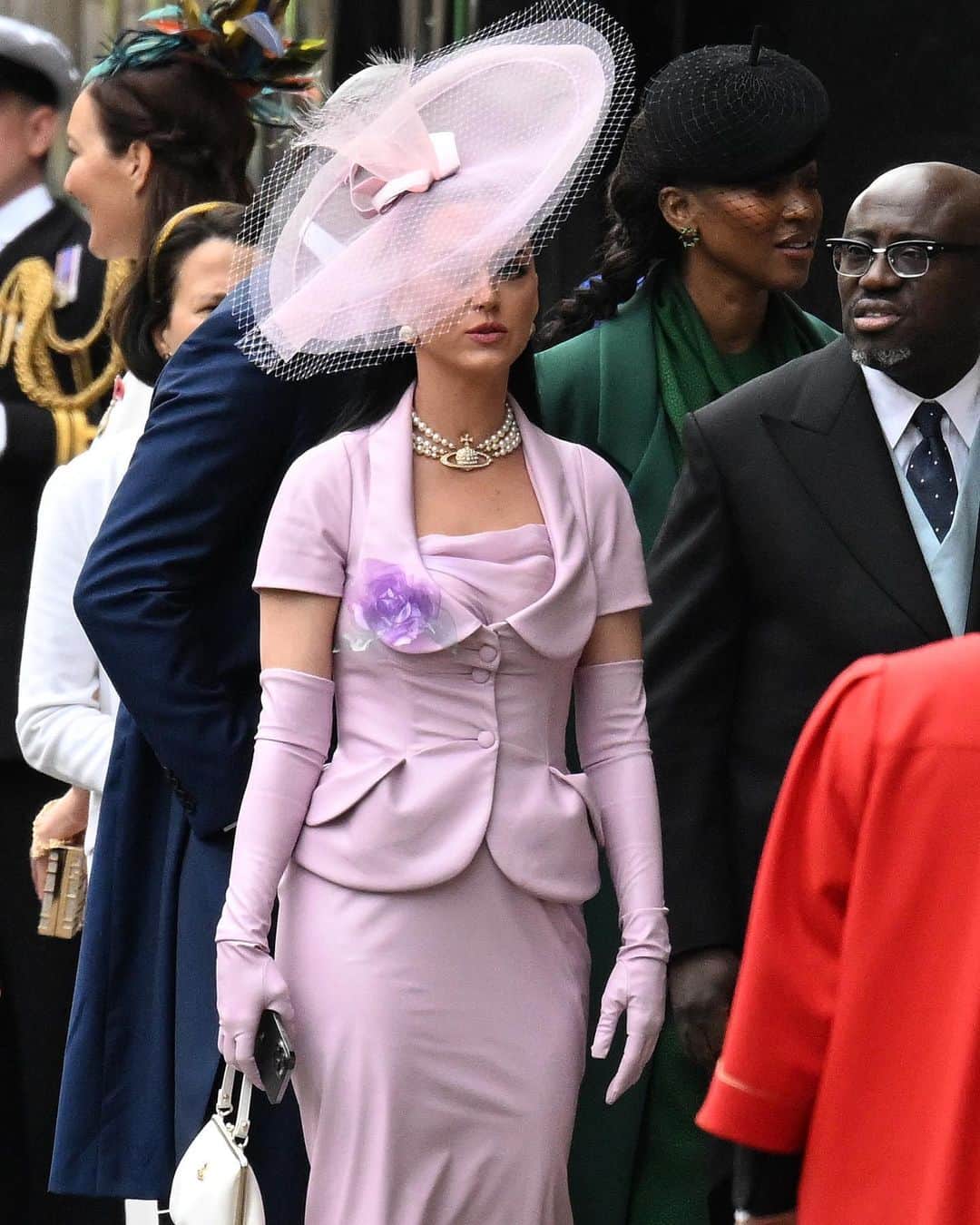 Just Jaredさんのインスタグラム写真 - (Just JaredInstagram)「Katy Perry was spotted arriving alongside British Vogue’s Edward Enninful at King Charles' Coronation and all eyes are on her large pink hat! #KatyPerry #KingCharlesCoronation Photos: Getty」5月6日 18時02分 - justjared