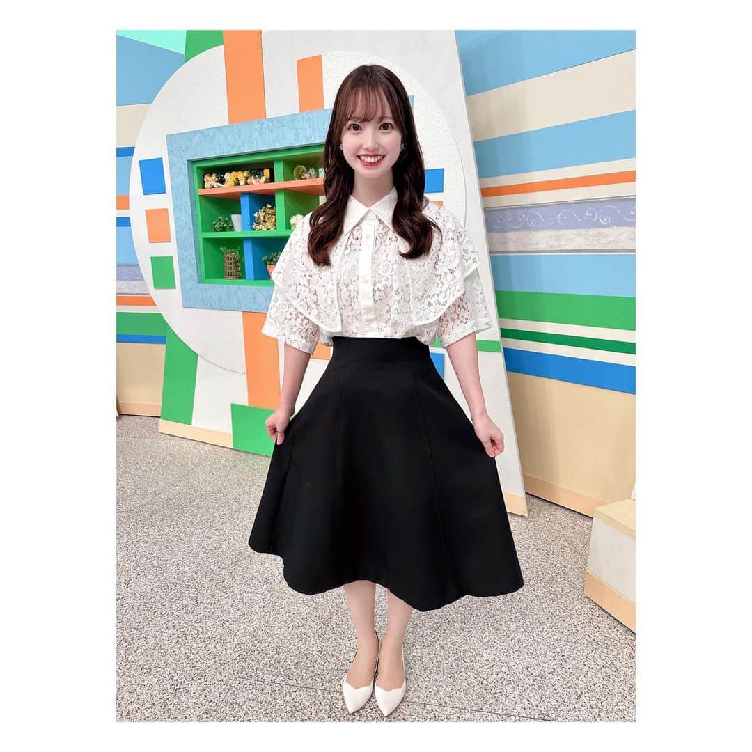 石井奏美のインスタグラム：「今日のシアワセ気分の衣装です👗  blouce: ENICA(@enica_official )  白のレースブラウス🤍 モノクロコーデにして靴も白にしました🕊️  今日も1日お疲れ様でした💐🧸  #岡山#香川#アナウンサー#衣装 #okayama#kagawa#fashion#ootd」