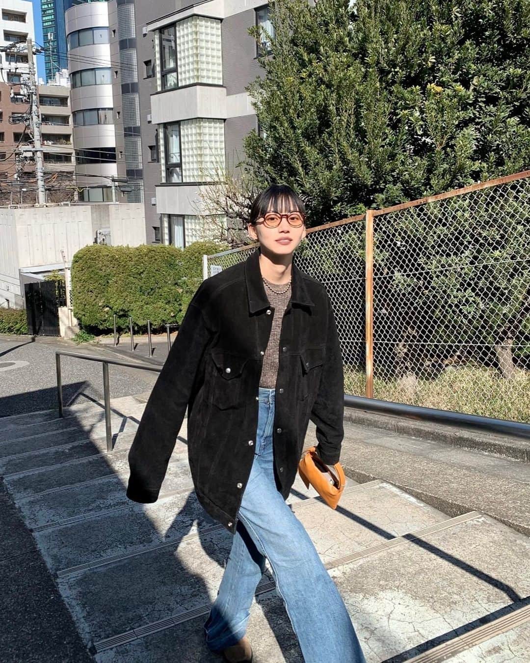 Shiho Sasakiのインスタグラム：「夜寒いかなーと思ってアウター着て外出するんだけど だいたい暑くて後悔するこの頃…🫠  #私服」