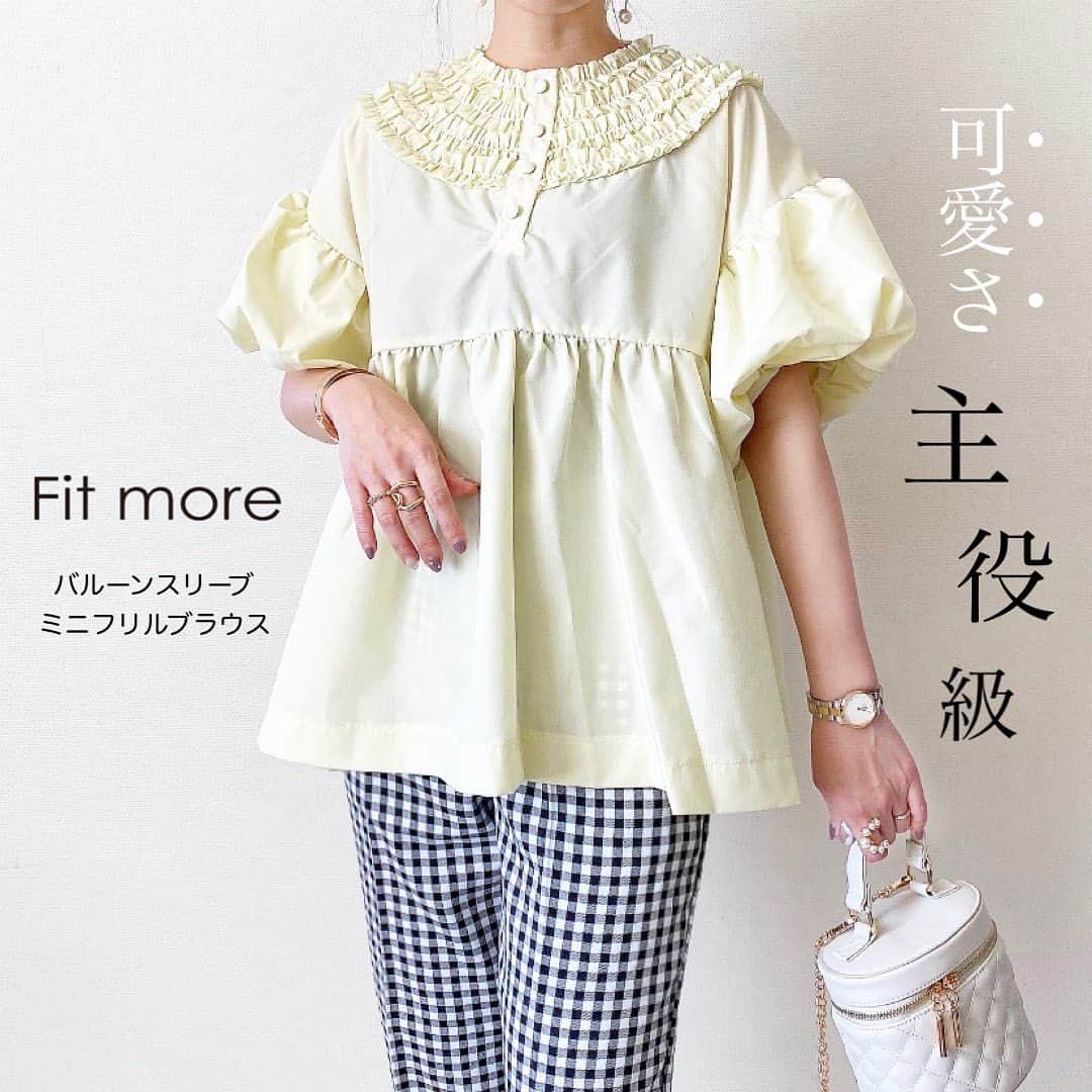 のインスタグラム：「🍋🫧  レモンクリームみたいなカラーの 甘くて可愛い#ブラウス 💛  @fitmore.official_  🏷️バルーンスリーブミニフリルブラウス  首元のミニフリルと 胸下の切り替えで目線が上に来るから 小柄さんにも着やすいブラウスだよ🐣 淡いイエローだから ボトムスもそんなに悩まなくて良さそう⭕️ フェミニン好きさんは絶対チェックです☑︎ ストーリーにリンク貼っておくね♡ . . . . . .#fitmore #フィットモア #フェミニンコーデ #大人フェミニンコーデ #大人かわいい #大人可愛いコーデ #ブラウスコーデ #バルーンスリーブ #アラフォーコーデ #パンツコーデ #小柄コーデ #ママコーデ #低身長コーデ #おちびの輪 #ootdfashion #ootd_kob #locari」