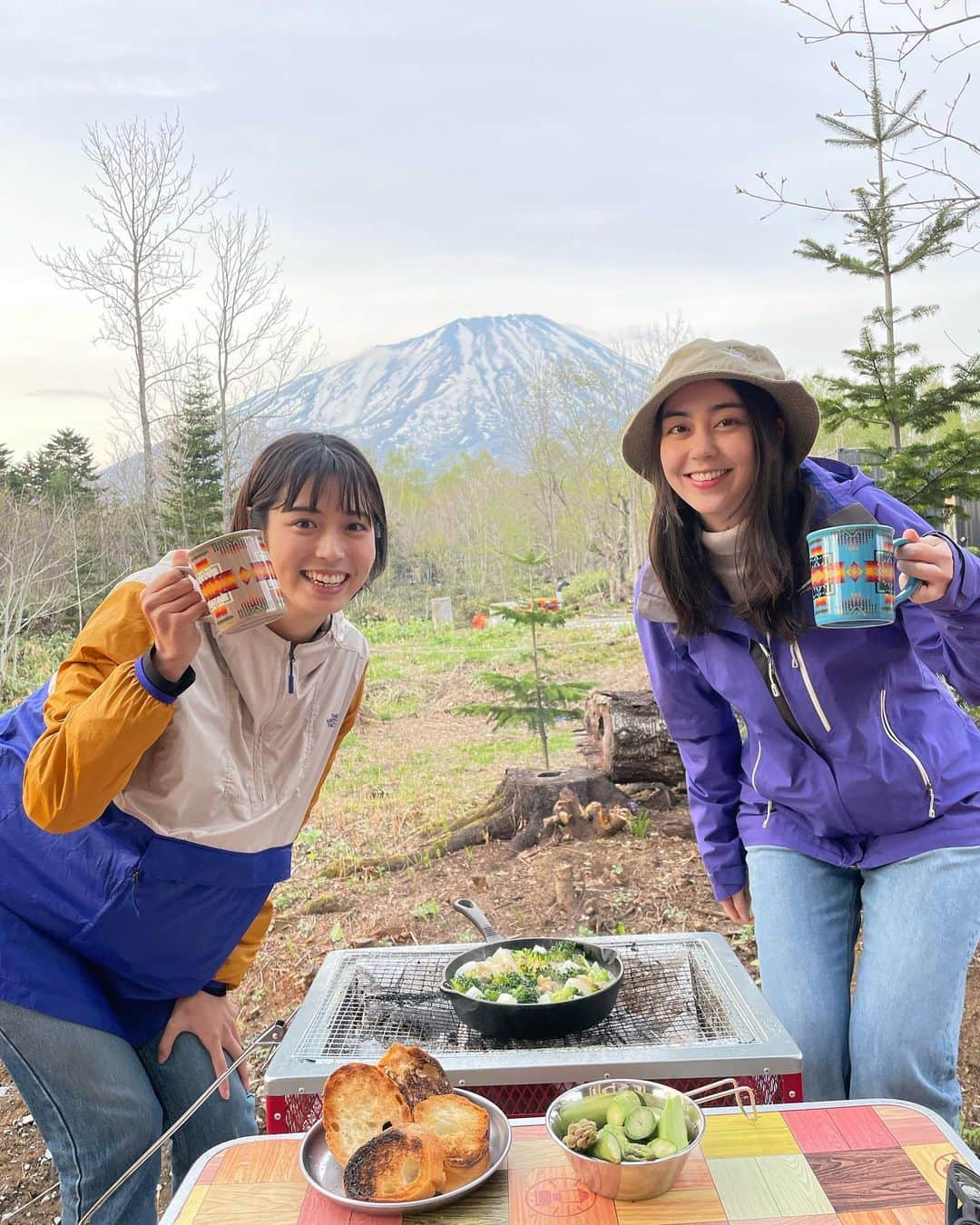 のインスタグラム：「GWもラストスパート！ 写真は、BBQ検定を取得（すでに失効済み）したことがある土屋アナと、渡辺記者です😎  月曜からまたイチオシ‼︎元気によろしくお願いします。  #GW #羊蹄山 #HTB #イチオシ」