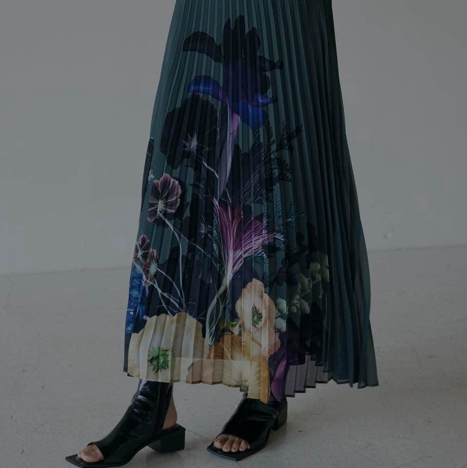 Ameri vintageさんのインスタグラム写真 - (Ameri vintageInstagram)「5.9(Tue)12:00  MEDI ROENTGEN FLOWER PLEATS SKIRT will be released.  #ameri #amerivintage #shopping #fashion #japan #skirt」5月6日 18時10分 - amerivintage